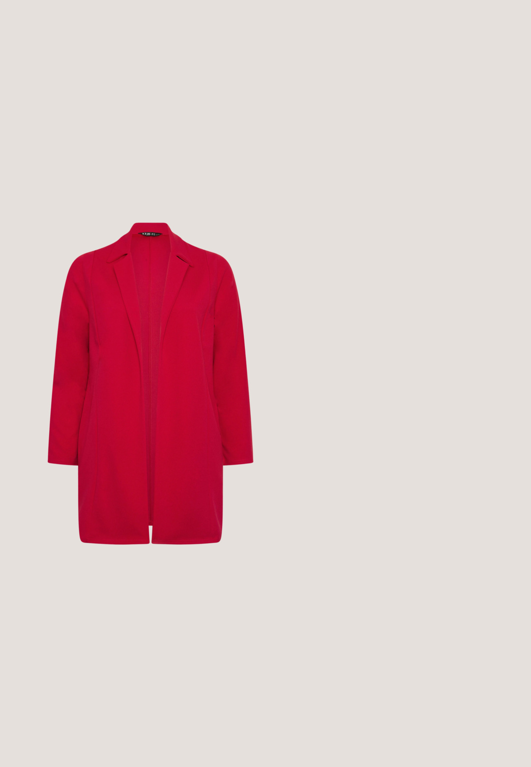 Lange rode blazer met open voorkant, met ingezette revers en lange mouwen, ontworpen voor een getailleerde pasvorm.; Bordeaux ribbeltrui met een V-hals, lange mouwen en subtiele pijlvormige details aan de voorkant. Zachte stof met een gestructureerde afwerking.; Skinny jeans in donkerblauwe denim met een soepele textuur, vijf-pocket ontwerp en contrasterende gele stiksels langs de naden en zakken.; Roze gepatineerde leren veterschoen met een vierkante hak, met een gladde textuur en strakke lijnen. De hakhoogte is gematigd.; Kleine rechthoekige roze suède schoudertas met verstelbare riem en ritssluiting aan de bovenkant.; Goudkleurige metalen armbanden met verschillende ontwerpen: een met verweven kettingen, de ander met hexagonale schakels. Beide hebben karabijnsluitingen.