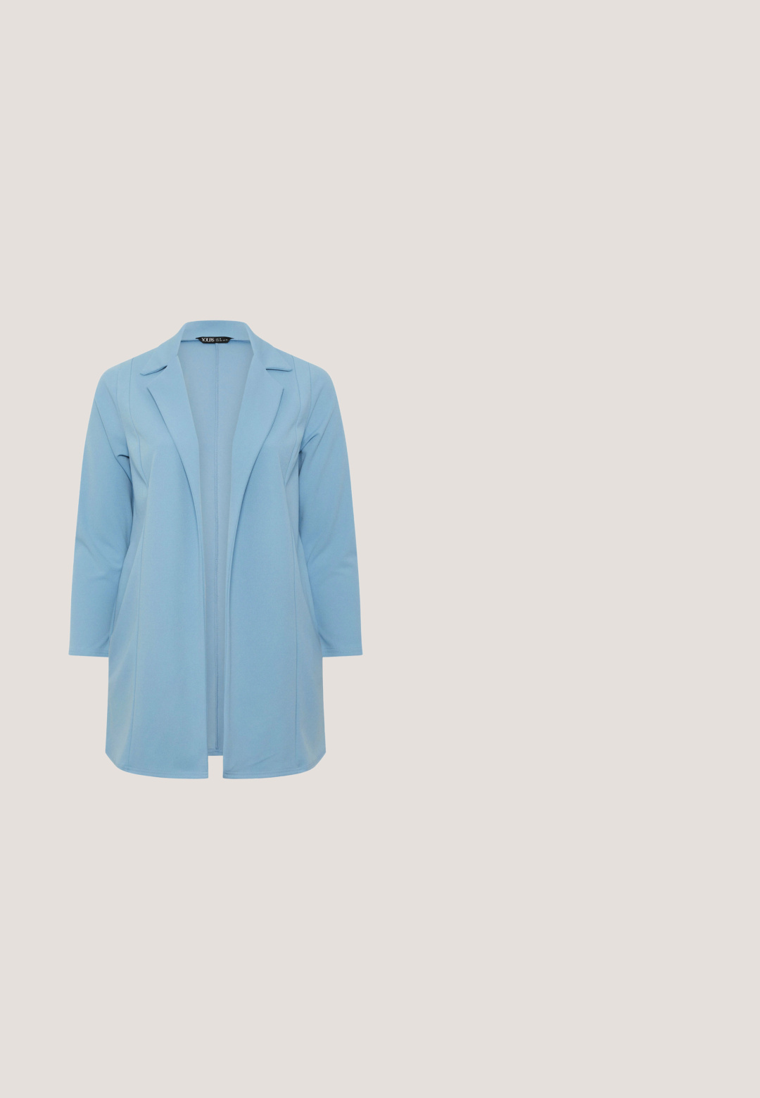 Yours Clothing WOMEN'S BLAZERS - BLAZER/SPORTS JACKET - Korte frakker - baby blue; Grå og blå langærmet strikket sweater med vandrette striber, rund halsudskæring og ribbede manchetter.; Stribet blå skjorte med knapper og lomme, hvor der står "STUDIO UNTOLD", klassisk krave og lange ærmer.; Lyseblå cropped bukser lavet af glat stof. Har knaplukning, bæltestropper og sidelommer. Skræddersyet pasform med et enkelt design.; Lyseblå sneaker med gule detaljer, tyk hvid sål, snørebånd foran og brun tekstureret ydersål, vist fra siden på hvid baggrund.; Lyseblå læder bæltepose med to lynlåslommer og justerbar rem med trykknapper.