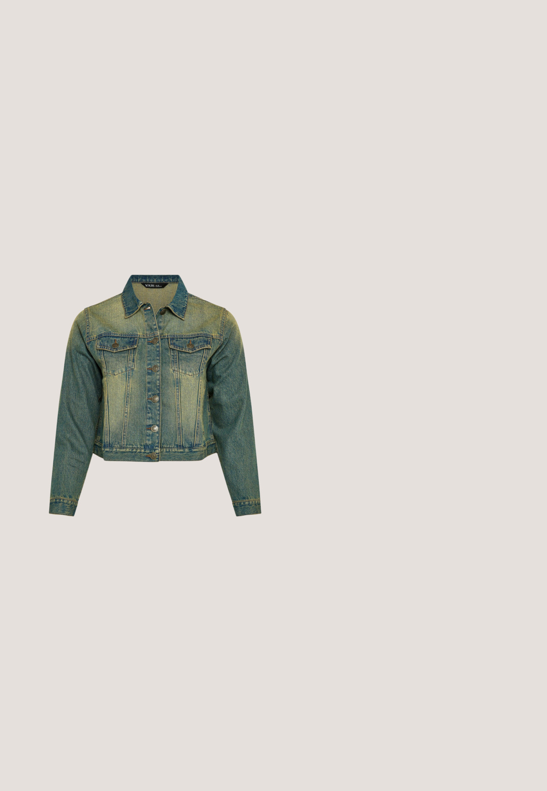 Blå denimjakke med krave, knaplukning foran, to brystlommer med klap og lange ærmer, kort pasform.; ONLY Carmakoma CARKATYA LOVE O NECK  - Sweatshirt - black; Oliven grøn joggingbukser lavet af blødt stof, med elastisk talje og snor samt tætsiddende manchetter ved anklerne.; Sorte læder ankelstøvle med en guldspænde, svævende over en træoverflade, grønne planter uskarpe i baggrunden.; Sort quiltet læder totebag med to håndtag og skulderrem, der har en aftagelig sort pung med lynlås og logo-detalje.; Guldtonede øreringe med et bølget, abstrakt design. Hver enkelt har en poleret overflade med varierende lysrefleksioner og kurver.
