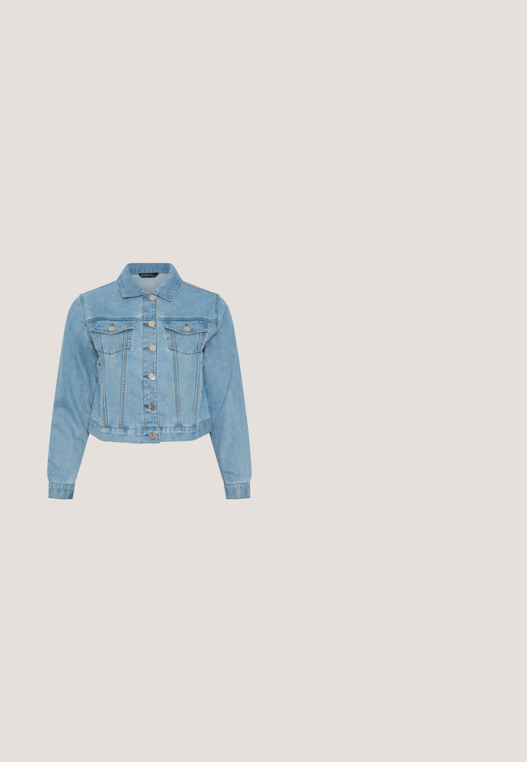 Lyseblå cropped denimjakke med sølvknapper, to brystlommer med klap og lange ærmer.; Lyserød kortærmet skjorte med en stor brun solgrafik og teksten "Club Tropique Sous Le Soleil" på forsiden.; Denim shorts i mellemblå farve, med lige snit, fem-lomme design og knaplukning. Blød tekstur, rene kantede kanter.; Beige lavt skindesko med tyk sål, perforeret tå, lyserød hælkant og mørkebrune snørebånd på ensfarvet lysegrå baggrund.; Lyserød håndtaske med blank finish, der har et design af lodrette linjer og små sløjfer. Den har et håndtag øverst til at bære.; Par af øreringe i guldton med tre buede, koralfarvede segmenter på hver, sat mod en ensfarvet hvid baggrund.