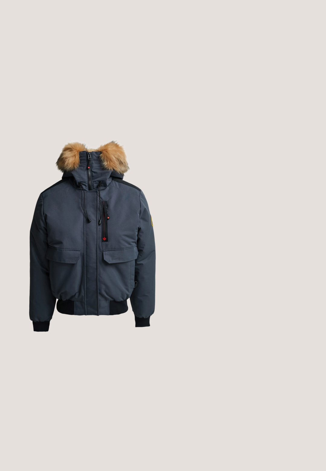Donkergrijze bomberjack met afneembare nepbontkap, ritssluiting aan de voorkant, rode accentstiksels en twee grote voorkanten. Manchetten bij de mouwen.; Superdry & Co RETRO EMBELLISHED  - Top - granite grey marl; Olijfgroene cargobroek met meerdere zakken, een taille met trekkoord en een relaxte pasvorm. De stof heeft een zachte textuur en een stevige, duurzame uitstraling.; Sneaker met een glad bovenwerk in metallic zilver, een lichtbeige zool en crèmekleurige veters. Voorzien van geperforeerde details en een contrasterend achtertabblad.; Grijze suède handtas met dubbele bovenhandvatten, ritssluiting, voorvak en franjes. Voorzien van gouden hardware en studaccenten.; Zilveren hexagonale hoepeloorbellen, gemaakt van 925 sterling zilver, hebben een glanzende afwerking en een sluiting met studpost, en tonen een geometrisch ontwerp.