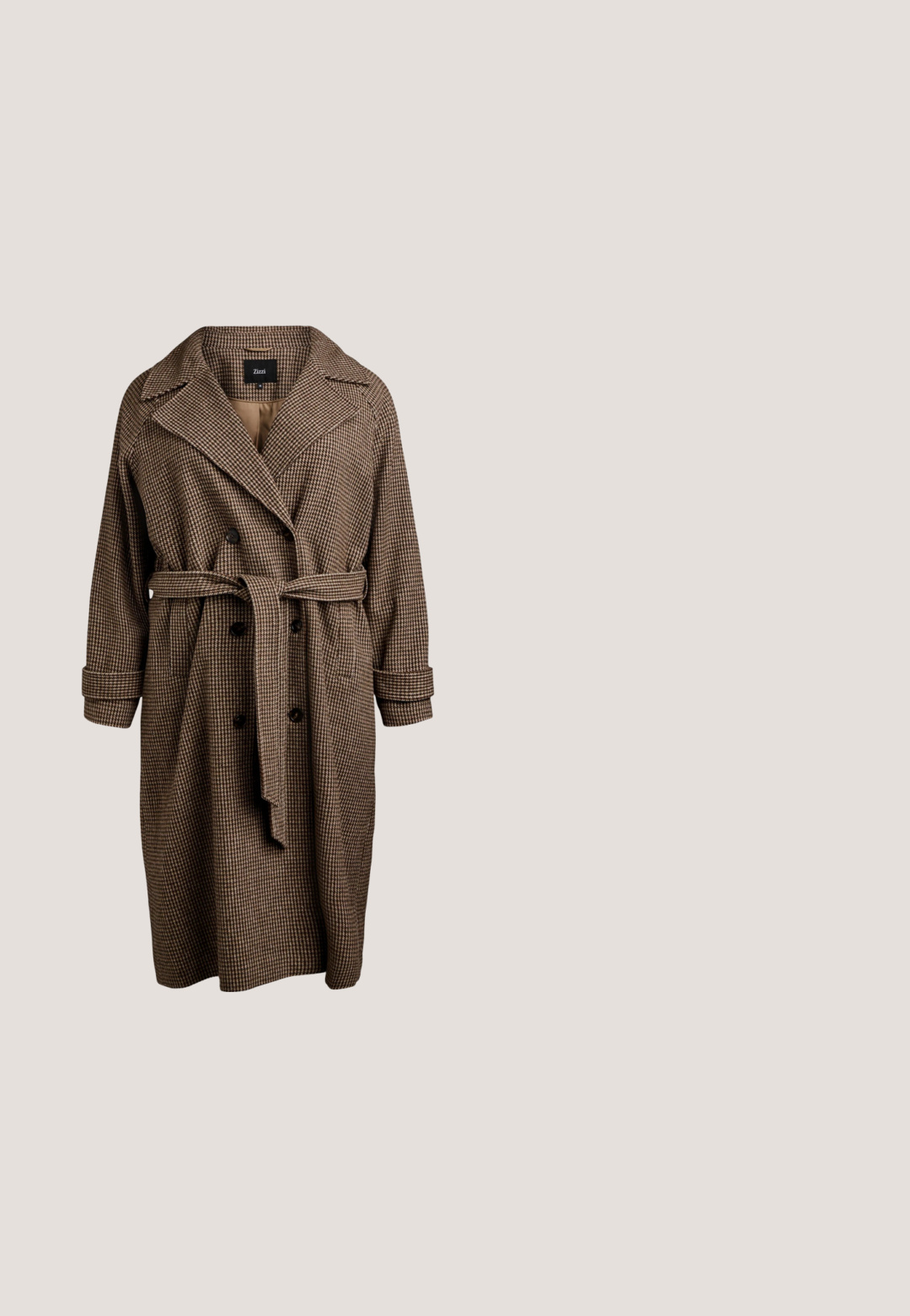 Brunternet trenchcoat med en bælte i taljen, dobbeltknaplukning, brede revers og opsmøgede ærmer. Blødt, tekstureret stof.; Bordeaux strikket kjole med rund halsudskæring, lange ærmer og kabelstrik mønster. Løs pasform med ribbestrikkede manchetter og kant.; Knæhøj brun læderstøvle med firkantet tå, glat tekstur og blokhæl. Har et simpelt design med minimale detaljer.; Bordeaux solbriller med rektangulære rammer og brune linser. Har gyldne accenter på stængerne for ekstra detaljer.; Brun læder tote taske med to lange håndtag, der har en glat overflade og en lynlåslomme på siden for ekstra funktionalitet.; Rød ædelstens halskæde med små runde perler og dråbeformede detaljer, sikret med en guldfarvet lukning.