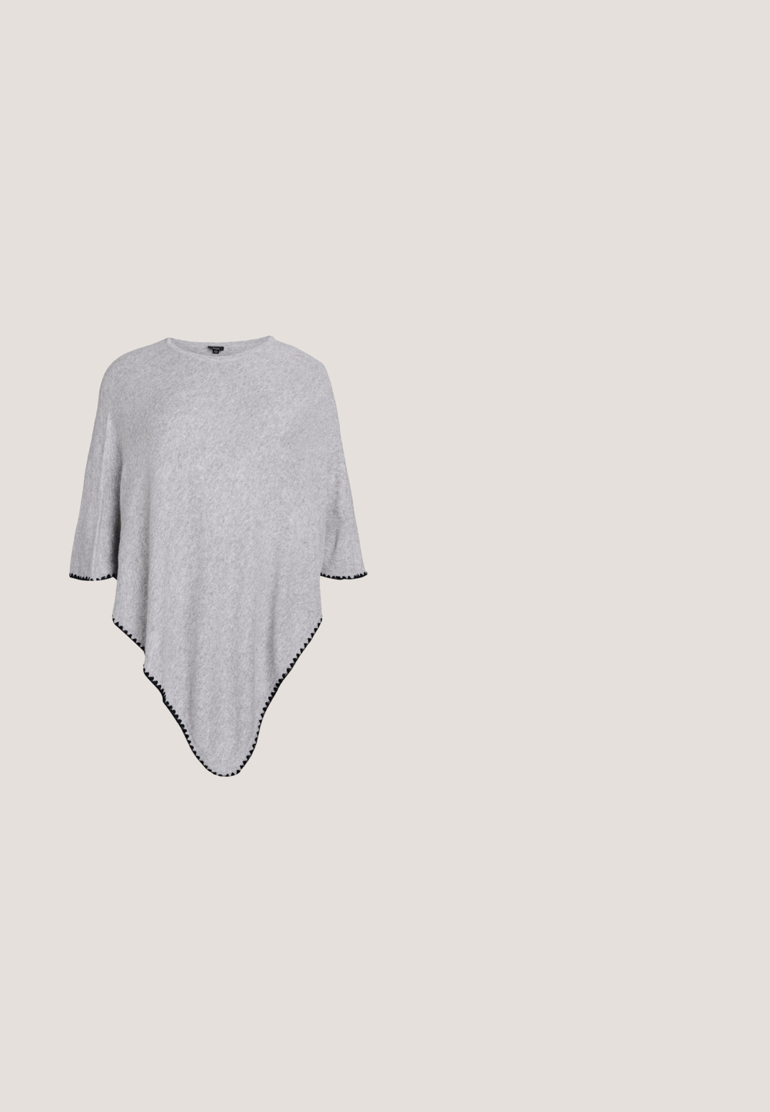 Lys grå poncho med en asymmetrisk bund, lavet af blødt stof, med sorte bølgede kanter langs kanten og en bred halsudskæring.; ONLY Carmakoma CARKATYA LOVE O NECK  - Sweatshirt - black; Bordeaux faux læderbukser med et slangeskindsprint, tætsiddende design og lige ben. Har en taljebånd og knappelukning foran.; Bordeaux patenterede læderslippers med en lav blokhæl, der har traditionel syning og en stropdetalje over forfoden.; Kvinde iført en sort- og hvidmønstret bluse, der holder en blank rød skuldertaske mod en ensfarvet baggrund.; Sølv hoop øreringe med en poleret finish, der har en simpel rund form og en post-baglukning for sikker bæring.