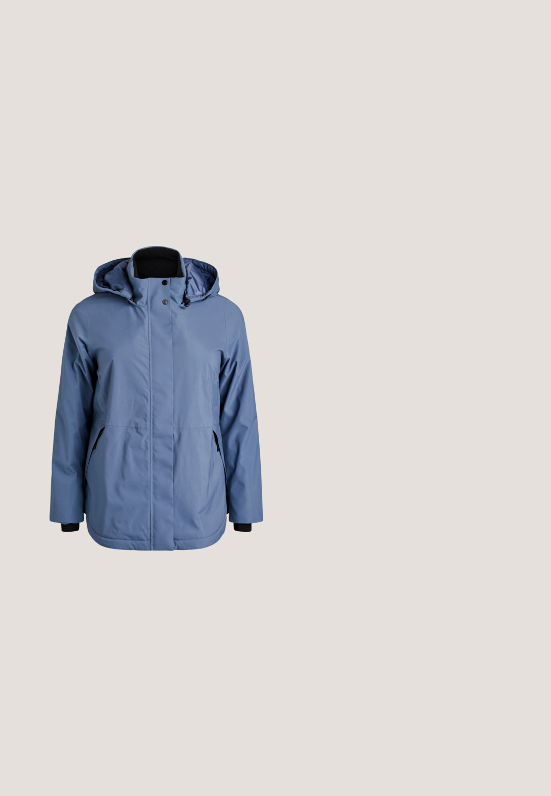 Helle blaue wasserdichte Jacke mit Kapuze, seitlichen Taschen und elastischen Bündchen. Glatte Textur, strukturiertes Design und Reißverschluss.; Hellblaues T-Shirt mit V-Ausschnitt und kurzen Ärmeln, kleinen silbernen Nieten entlang des Halsausschnitts und der Ärmelsäume, hinten etwas längerer Saum.; Hellblaue Jeans im Slim-Fit-Stil, mit Knopfverschluss, fünf Taschen und dezenten Verwaschungen.; Hellblaue Wildleder-Sneakers mit dicken weißen Sohlen, Schnürdesign und dem eingeprägten Markennamen „ELLSAND“ an der Seite.; Helles blaugraues Kunstleder-Umhängetasche in Halbmondform, mit verstellbarem Tragegurt, silberner Hardware und einem Logo-Schild auf der Vorderseite.; Silberne Kettenhalskette mit einem kleinen Halbmond-Anhänger und einem funkelnden Akzent. Zarte Glieder mit einem Karabinerverschluss.