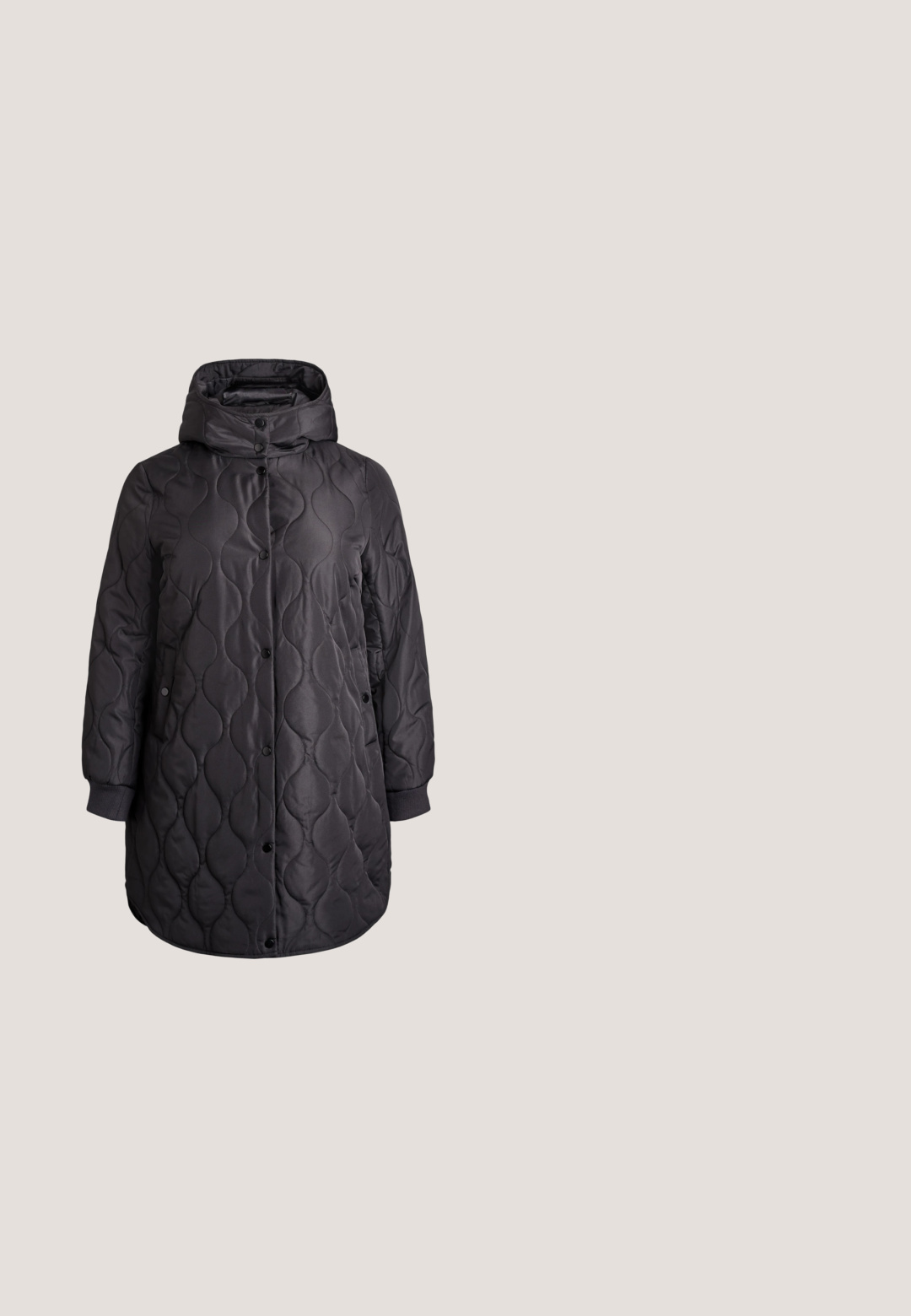 Langer schwarzer gesteppter Wintermantel mit Kapuze, Druckknopfleiste, gerippten Bündchen und zwei Seitentaschen, entworfen für kaltes Wetter.; Grauer Pullover mit schwarzen Leopardenflecken, mit Rundhalsausschnitt und gerippten Säumen, aus einem weichen, strukturierten Material.; Graue Schlagjeans aus Denim mit hohem Bund, fünf Taschen und einem Knopfverschluss. Glatte Textur mit subtilen Verbleichungen.; Schwarze Leder-Stiefelette mit klobigem Blockabsatz, elastischen Seitenpaneelen und glatter Oberfläche. Verfügt über eine Plateausohle für zusätzlichen Schwung.; Schwarze rechteckige Schultertasche mit einem verstellbaren Riemen und einem oberen Reißverschluss vor einfachem Hintergrund.; Ohrringe in Silberoptik mit einem wellenförmigen, strukturierten Design, das wie überlappende Halbmonden geformt ist; die polierte Oberfläche verstärkt die reflektierenden Eigenschaften.