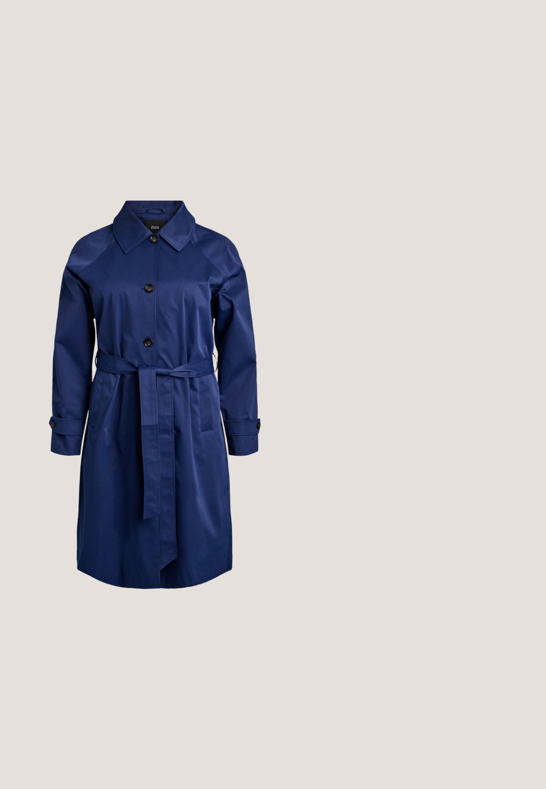 Marineblauwe trenchcoat met kraag, knoopsluiting en tailleceintuur. Heeft lange mouwen met knoopmanchetten en twee zijzakken. Soepel stof.; Kaffe Curve KCREGITTA PLEAT - T-shirt print - surf the web; Denim flare jeans in medium blauw met een gladde textuur, voorzien van zijzakken en een ritssluiting. Subtiele whisker-details.; Witte hakken sandaal met een puntige neus, verstelbaar enkelbandje en een stevige vierkante hak. Gladde textuur met minimale stiksels.; Zilveren metalen handtas met een driehoekige vorm, gladde textuur en een dunne, verstelbare schouderriem. Kenmerkt zich door een omklapbaar ontwerp met stiksels.; Zilveren oorringen met open ronde vorm, bezet met heldere gefacetteerde kristallen, met postbevestigingen en transparante oorstoppers op een witte achtergrond.