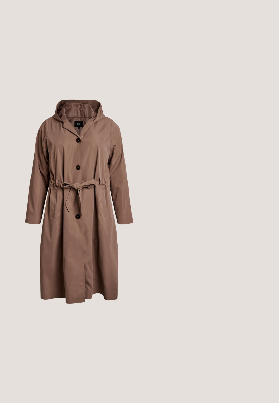 Brun trenchcoat med hætte, bindebånd i taljen, lange ærmer og to forlommer. Har store knapper og et glat, tekstureret stof.; Beige ribbet kjole med høj rund halsudskæring og lange puffærmer. Blød tekstur, knælang længde og subtil vertikal mønsterdetalje.; Mørkebrun ruskindsstøvle til midt på læggen med rund tå, syningsdetaljer og en chunky sort klods hæl.; Rektangulære solbriller med skildpaddepansermønster, mørke linser og slanke arme, med "RALPH" mærkning på stellet.; Brun læder tote taske med to lange håndtag, struktureret form, glat tekstur og minimalistisk design. Ingen synligt hardware eller accenter.; Delikat dobbeltlags guldkæde med jævnt fordelt små hvide perler på en ensartet lys baggrund.
