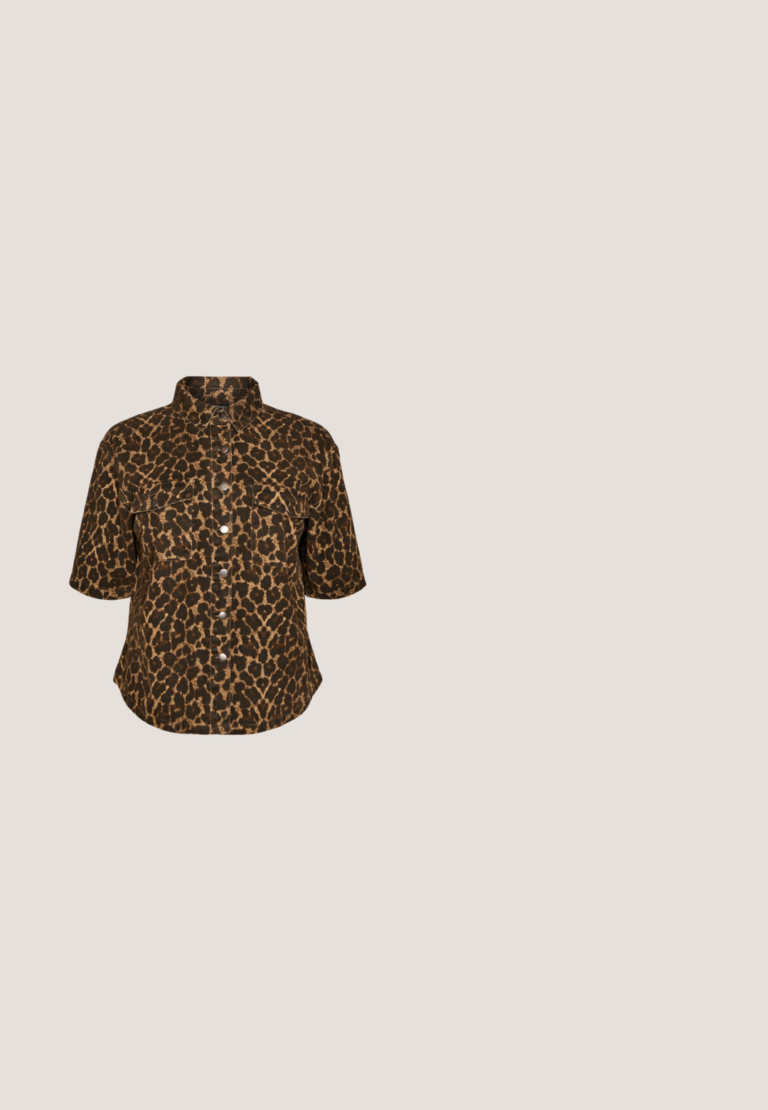 Chemise à manches courtes avec boutons, motif léopard marron et noir, et deux poches à rabat à l'avant.; Chemise à boutons dans un motif zèbre beige et noir, avec un col structuré, des manches longues et des boutons avant bien en évidence.; Shorts en imprimé léopard beige, marron et noir. Présentent une taille élastique avec un cordon de serrage et des poches latérales. Fabriqués en tissu léger.; Sandale compensée avec brides imprimé léopard, boucle noire, semelle intermédiaire en liège et semelle extérieure en caoutchouc noir, vue de côté sur fond blanc.; Sac à main en cuir noir avec des clous dorés au centre et sur les côtés, avec deux sangles : une poignée courte et une bandoulière ajustable.; Collier choker noir avec une fine sangle texturée, matériel doré et un petit pendentif en or, chaîne ajustable pour la longueur.
