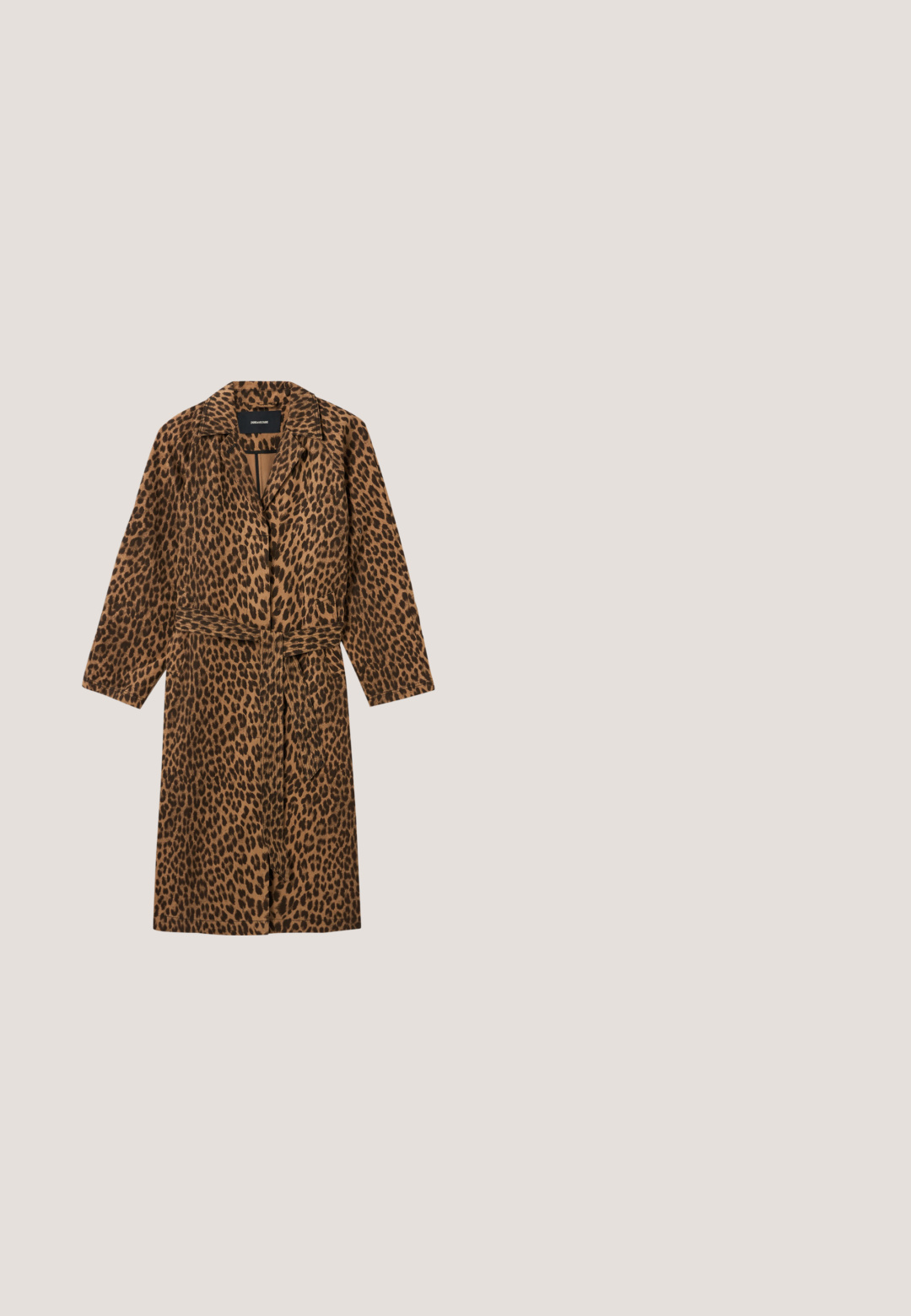 Lang brunt leopardmønster frakke med krave, lange ærmer og matchende stofbælte bundet i taljen, lagt fladt på en hvid baggrund.; Brun knælængde kjole med broderede ovale mønstre, korte vide ærmer, knappet foran og tyndt bindebånd i taljen.; Brun læder slingback-sko med spids tå og unikt geometrisk hæl i træ, der kombinerer kegle- og kugleformer.; Brune solbriller i skildpaddeskal med en markant firkantet ramme og gradientlinser. Glat finish, brede arme og diskret branding på siden.; Brun skuldertaske i ruskind med guldkæde, guldnitter, syningsdetaljer og rektangulært guldlås med indgraveret mærkenavn.; Guldkæde med et delikat design, der har et lille vedhæng i midten. Fås i en glat, skinnende tekstur.