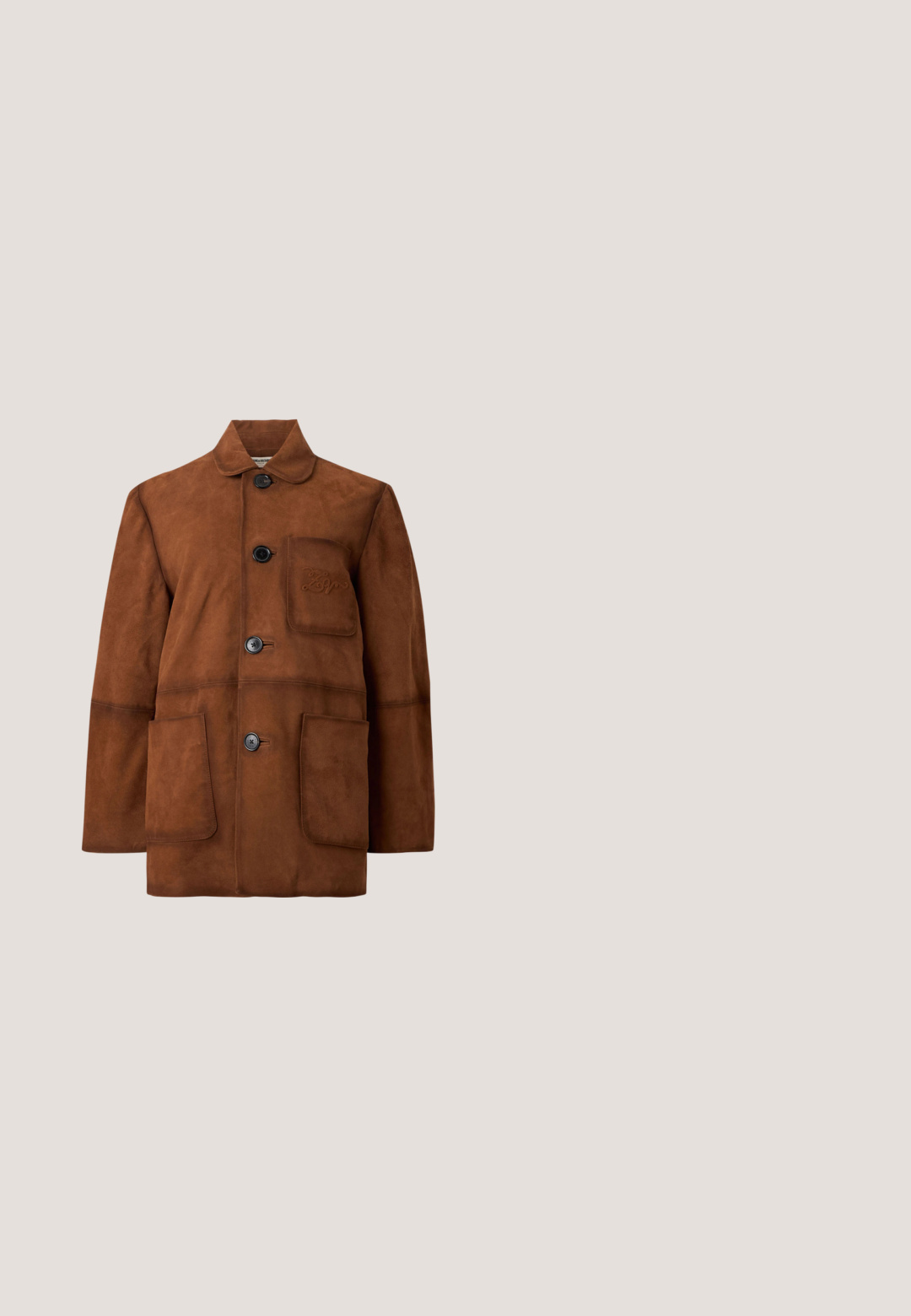 Veste en daim marron avec col, quatre boutons noirs, une poche poitrine brodée et deux poches plaquées basses à l'avant.; Blouse blanche courte à manches longues avec fines rayures verticales, empiècement froncé, col haut avec fermeture à un bouton.; Pantalon large bleu marine avec plis sur le devant, passants pour ceinture et fermeture avant dissimulée.; Chaussure à talon haut en daim marron à bout pointu avec un talon aiguille fin sur fond blanc.; Sac à main demi-lune en daim marron avec une bandoulière foncée nouée et des ferrures dorées, présentant une petite plaque logo rectangulaire à l'avant.; Boucles d'oreilles en métal doré présentant un design lisse et arrondi avec trois courbes entrelacées, une finition polie et un fermoir sécurisé.