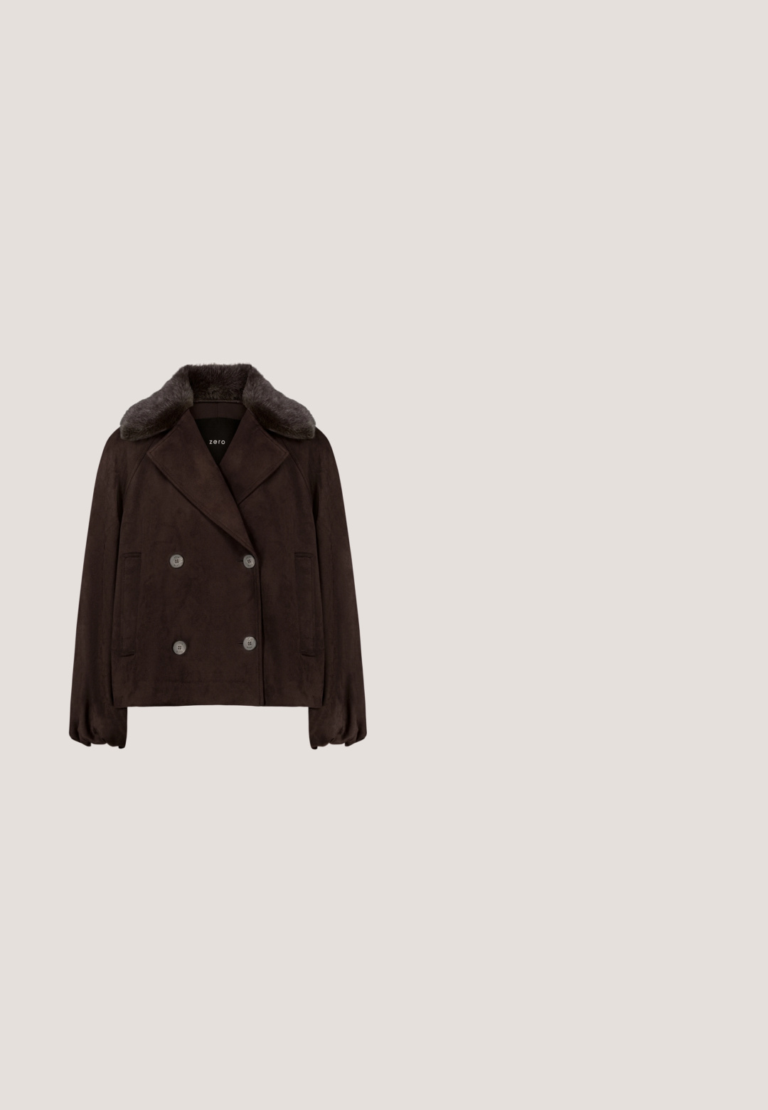 Dunkelbraune zweireihige Jacke mit breitem, weichem Pelzkragen und zwei seitlichen Taschen.; Dunkelbraunes kurzärmliges Top mit transparenten, gerafften Stoffverzierungen entlang der Schultern und Oberarme.; Braune Weitbein-Hosen mit Wickeldesign, aus einem glatten, leichten Stoff gefertigt. Mit einem gefältelten Bund und einer fließenden Silhouette.; Leopardenmuster Wildleder-Pumps mit spitzem Zehenbereich, kleinem schwarzen Kitten-Heel und einer Schleifenakzent mit einer dekorativen Perle in der Mitte.; Dunkelbraune Lederhandtasche mit goldenem Metallrahmen und Verschluss, einfachem Schulterriemen und angehängtem rechteckigem Lederanhänger.; Goldene Mehrstrang-Halskette mit geflochtenem Design, glatter Textur und einem Karabinerverschluss mit einer verstellbaren Kettenverlängerung.