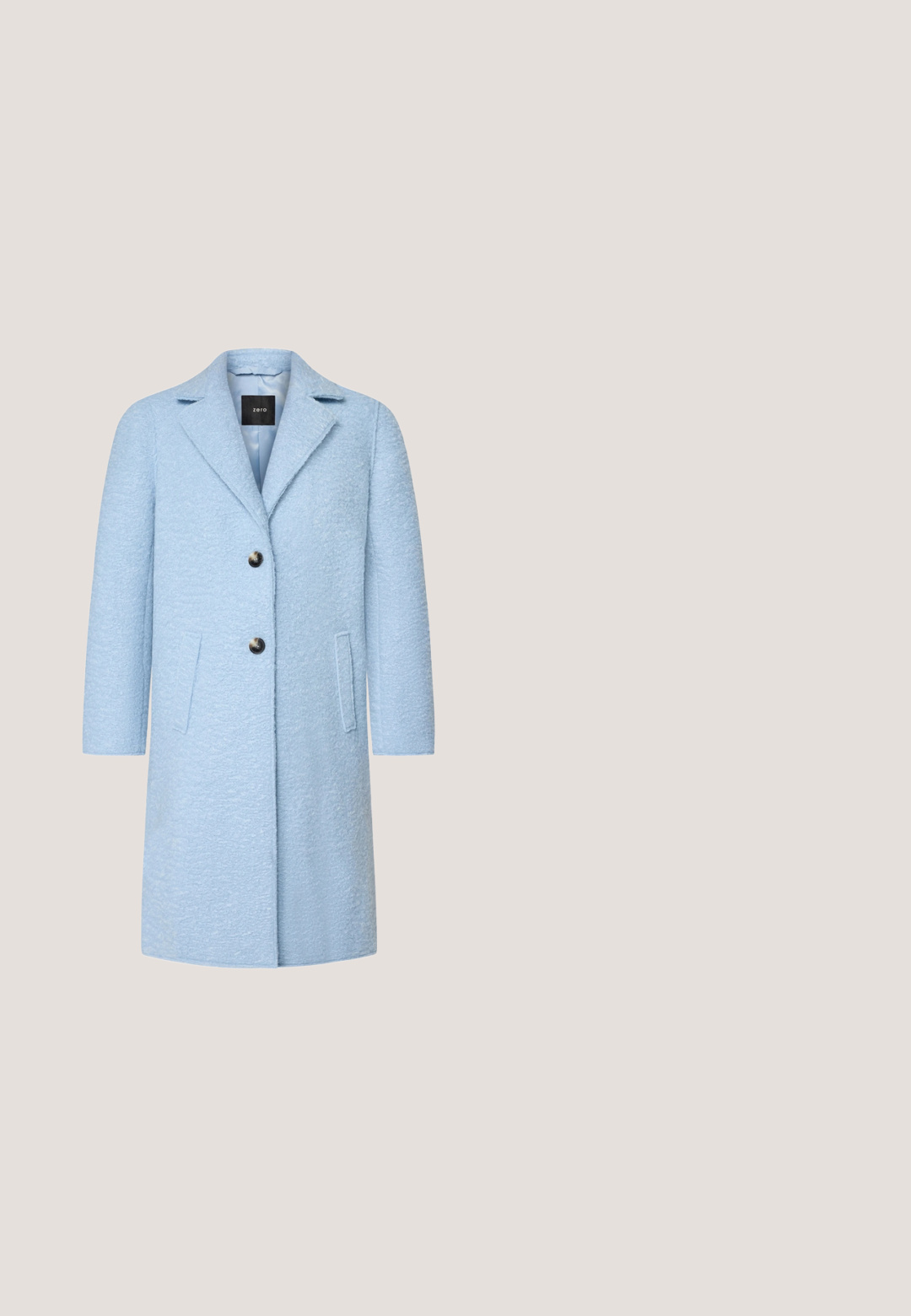 Manteau bleu clair en mélange de laine avec une surface texturée, col à revers, deux poches avant et deux boutons noirs pour la fermeture.; Pull en tricot léger bleu clair avec des manches longues et un col en V, étiquette Felix Hardy, taille moyenne.; Chemise bleu clair à manches longues, boutonnée, avec col pointu et petite rose noire brodée en bas à droite sur le devant.; Pantalon bleu à rayures avec une coupe droite, doté d'une fermeture à bouton et d'un tissu texturé. La ceinture comporte des passants de ceinture.; Mocassin en daim bleu avec un talon plat, présentant un design cousu et une sangle décorative à l'avant. Doublure intérieure lisse.; Sac à main en cuir bleu clair avec deux petites poignées, fermoir tournant doré, et "LANCASTER PARIS" embossé en or à l'avant.