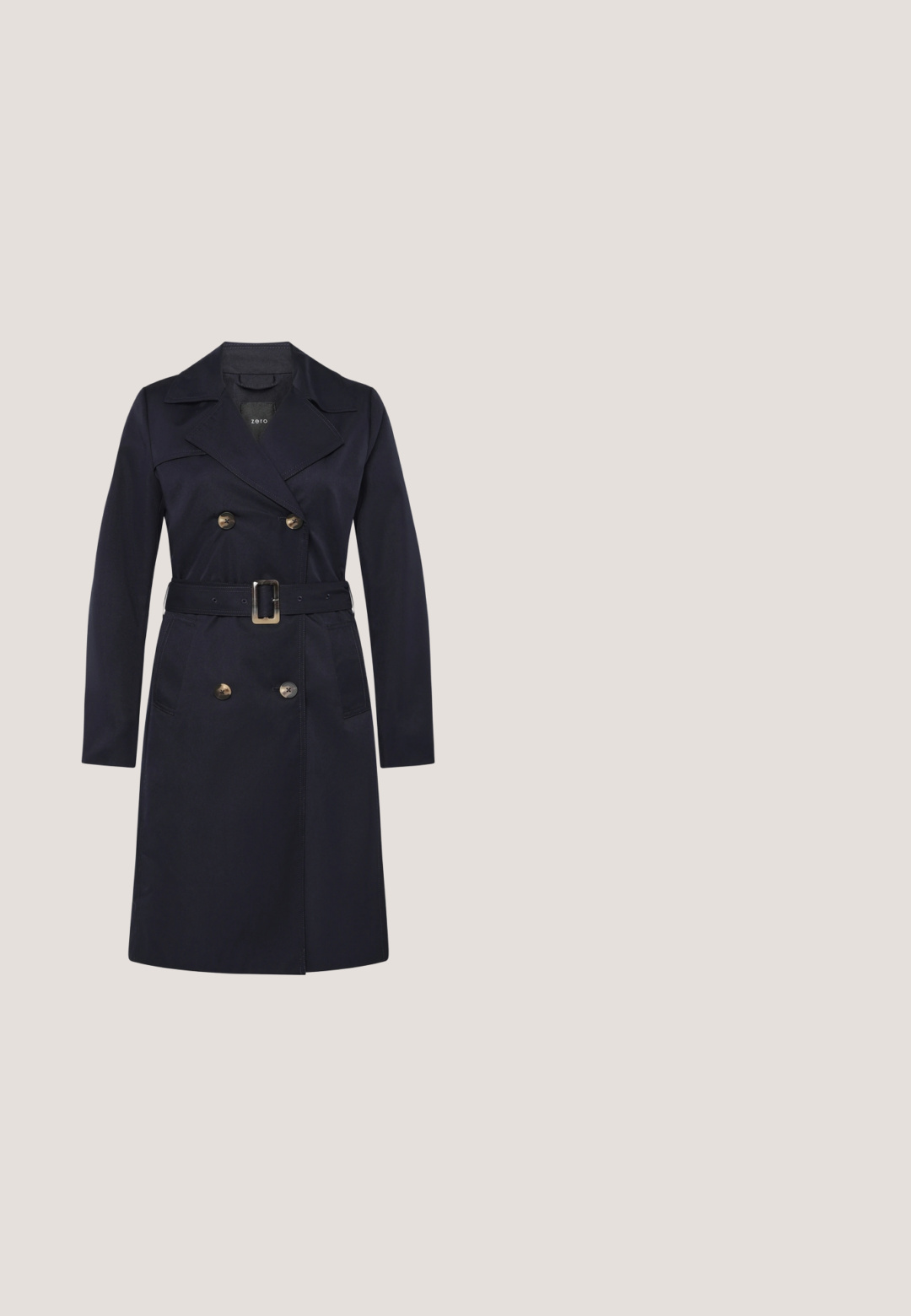 Marineblauwe trenchcoat met dubbele rij knopen, brede revers, lange mouwen en een bijpassende riem met een rechthoekige gesp.; Blouse met korte mouwen in blauw, crème en marineblauw met een golvend patroon; voorzien van een halslijn met een knoopsluiting en een losse pasvorm.; Marineblauwe kokerrok van een soepele stof met een aansluitende silhouet, voorzien van voorzakken en subtiele naden voor een gestructureerde look.; Navyblauwe suède hoge hakken met een spitse neus en een slanke stilettohak. Bevat een zijuitsnijding en een gladde, matte textuur.; Donkerblauwe leren clutch met een voorflap en een zilverkleurige ovale sluiting met een klein sleutelgat in het midden.; Marine keramische kralenoorbellen met een zilveren haak, met een gladde afwerking en een gebogen ontwerp, die een natuurlijke, vloeiende vorm oproepen.