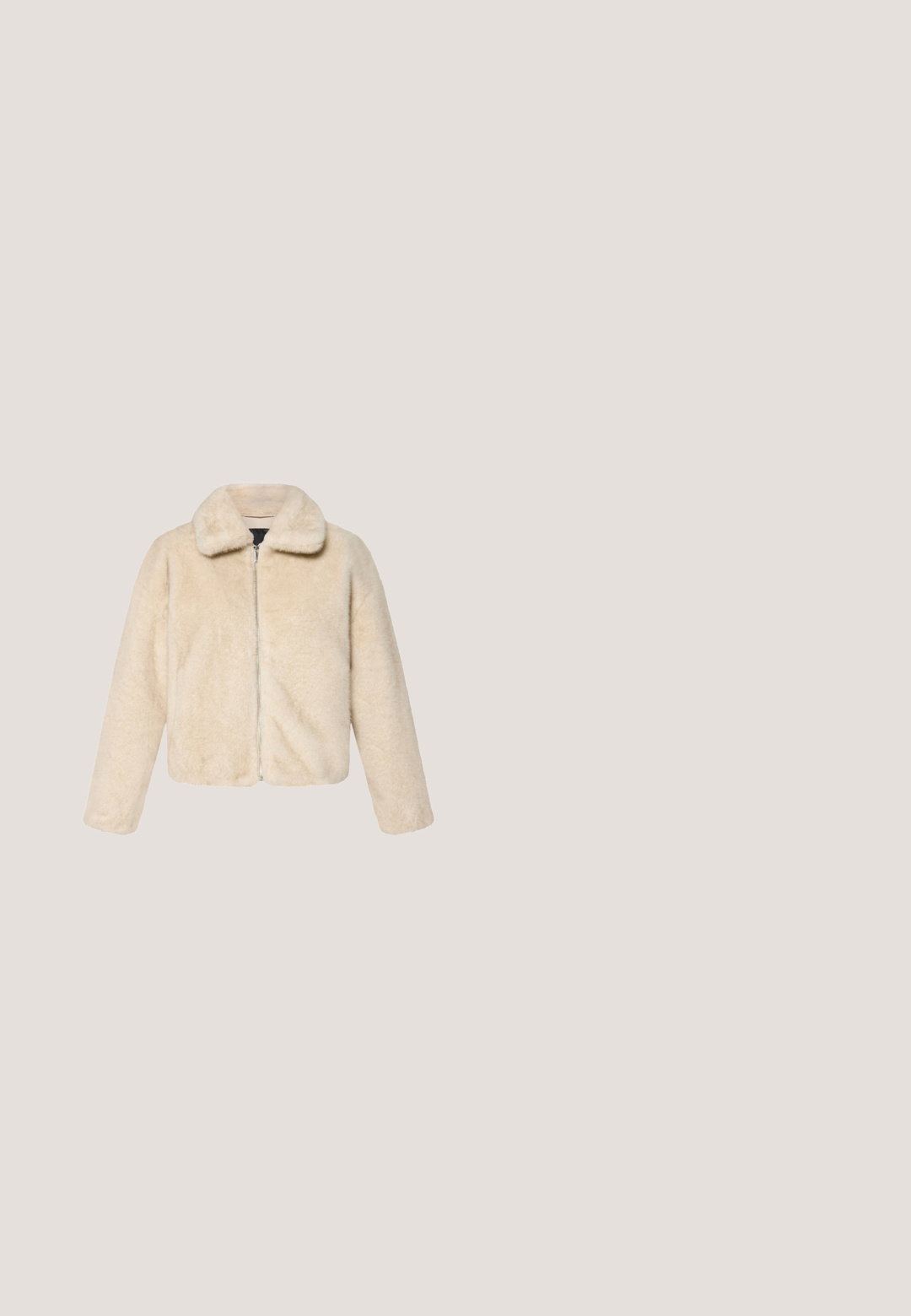 Beige fauxfurjakke med lange ærmer, krave vid, og lynlås foran, vist mod en hvid baggrund.; Lys beige kortærmet top med høj mock neck, struktureret overflade og en subtil glans; afslappet pasform, ingen synlige lukninger eller mønstre.; Strikket blyantskørt i en lys beige farve, med en ribbet talje, slim fit og slidser i siden for bedre bevægelighed. Blød tekstur, minimalistisk design.; Tan ruskinds ankelstøvler med en flad, tekstureret gummisål, elastisk bånd øverst og minimal sømdetaljering. Velegnet til hverdag.; Beige læder hobo taske med en glat tekstur, buet form og guldtekst. To-tone design med en kontrasterende paneldetalje.; Nænsomt guldkædearmbånd med flere tråde, prydet med små hvide perler og en guldlås med justerbar forlængelse.