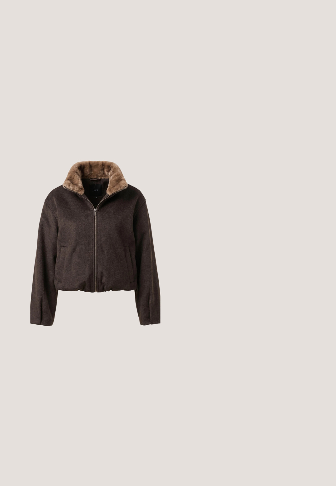 Mørkebrun jakke med lynlås med blød, lysebrun plyskrave og lange ærmer, vist mod en hvid baggrund.; Brun og hvid stribet langærmet sweater med rund hals, med beige blomsterudsmykninger på den øverste venstre skulder.; Brun ruskind mini-nederdel med lige snit, der har en snøredetalje på venstre side og en lille slids i kanten.; Brun ruskind snørestøvle til anklen med chunky hæl og kraftigt mønster på ydersålen, med metaløje og en trækflig bagpå.; Lille oval mørkebrun ruskindshåndtaske med top-håndtag, guldkæde, lynlåslukninger og gyldt mærkelogo foran.; Guldfarvet halskæde med en rund vedhæng, der har en baggrund af lilla sten og stjernetegnet Skytten, pyntet med små stjerner og en lås.