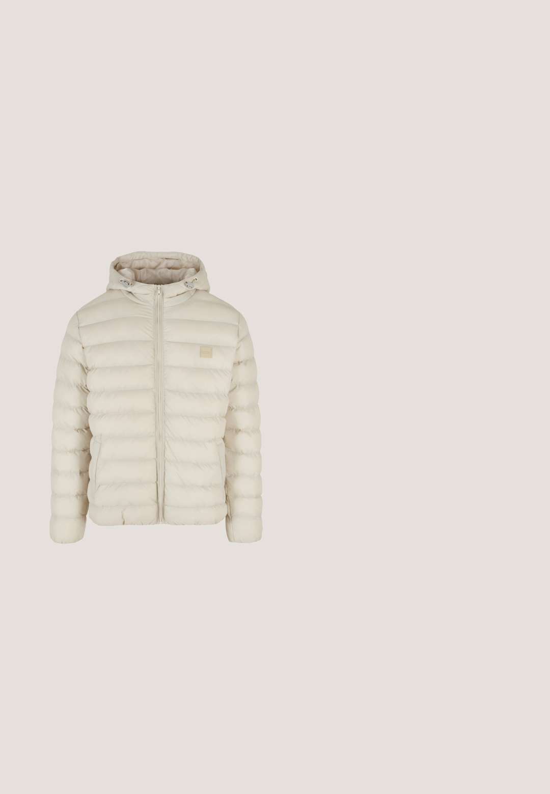 Urban Classics BASIC BUBBLE  - Winterjacke - wolfgrey; Beiger Sweatshirt aus weichem Baumwollmix, mit Rundhalsausschnitt, langen Ärmeln sowie gerippten Bündchen und Saum. Keine sichtbaren Muster oder Beschläge.; Langärmliges Hemd aus leichtem beigen Baumwollstoff mit Stehkragen, vorderer Knopfverschluß und einer einzigen Brusttasche. Subtile Textur, lässiges Design.; Hellblaue Jeans aus Denim mit geradem Bein, dezent ausgewaschen, fünf Taschen und einem Metallknopfverschluss am Bund.; Weißer Sneaker aus Wildleder mit niedrigem Schaft, Schnürverschluss und dicker Gummisohle, von der Seite auf weißem Hintergrund betrachtet.; Braune Lederbauchtasche mit weicher Textur, die zwei Reißverschlusstaschen und ein geschwungenes Design für einfaches Tragen und Zugänglichkeit bietet.