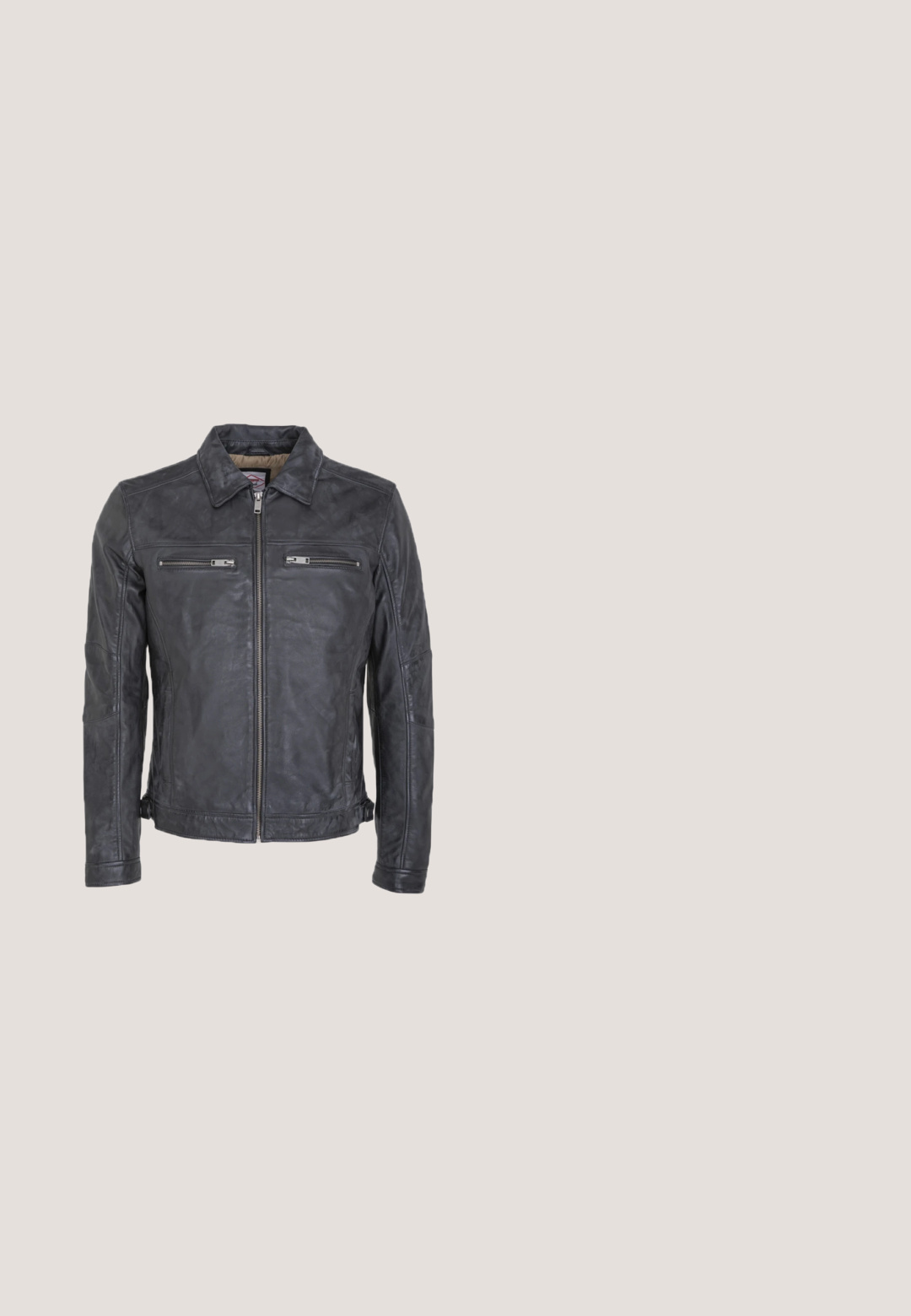 Schwarze Lederjacke mit kragenförmigem Ausschnitt, zwei mit Reißverschluss verschließbaren Brusttaschen und Seitentaschen. Weiche Textur mit Nahtdetails.; Schwarzer Pullover mit langen Ärmeln, Viertelreißverschluss, gerippten Bündchen und Saum sowie hohem Kragen.; Schwarzes kurzärmeliges Baumwoll-T-Shirt mit Rundhalsausschnitt, leicht strukturierter Stoff und kleinem Markenlabel an der linken Seitennaht.; Schwarze Denim-Jeans im Slim-Fit-Schnitt, mit fünf Taschen, dezentem Used-Look und Kontrastnähten. Ausgestattet mit klassischem Metallknopf und Reißverschluss.; Schwarze Leder Schnürstiefelette mit niedrigem Absatz und markiertem Seitenpanel auf hellem grauem Hintergrund.; Schwarze Leder-Umhängetasche mit einem vertikalen roten Streifen und einem silbernen dreieckigen Logo auf der Vorderseite, ausgestattet mit einem verstellbaren Schultergurt.