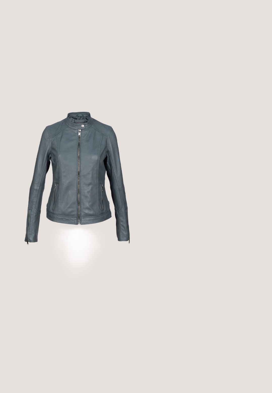 Graue Lederjacke mit hohem Kragen, Frontreißverschluss und zwei seitlichen Taschen. Verfügt über strukturierte Einsätze an Schultern und Ärmeln.; Bedruckte Bluse mit grauem Hintergrund und weißen Blattmustern, V-Ausschnitt und Dreiviertelärmeln mit elastischen Bündchen. Weicher, leichter Stoff.; edc by Esprit MEDIUM RISE - Jeggings - grey dark wash; Schwarze spitz zulaufende Stiefeletten aus glattem Leder mit flachen Blockabsätzen, kombiniert mit weißen, weiten Hosen. Schlichtes und modernes Design.; Schwarze Leder-Schultertasche mit glatter Oberfläche, abgerundetem Deckel, einem einzigen Gürtel und minimalistischem Design ohne sichtbare Hardware.; Goldene Kettenhalskette mit länglichen ovalen Gliedern und polierter Oberfläche. Das Metall hat eine glänzende Textur und eine einheitliche Farbe.