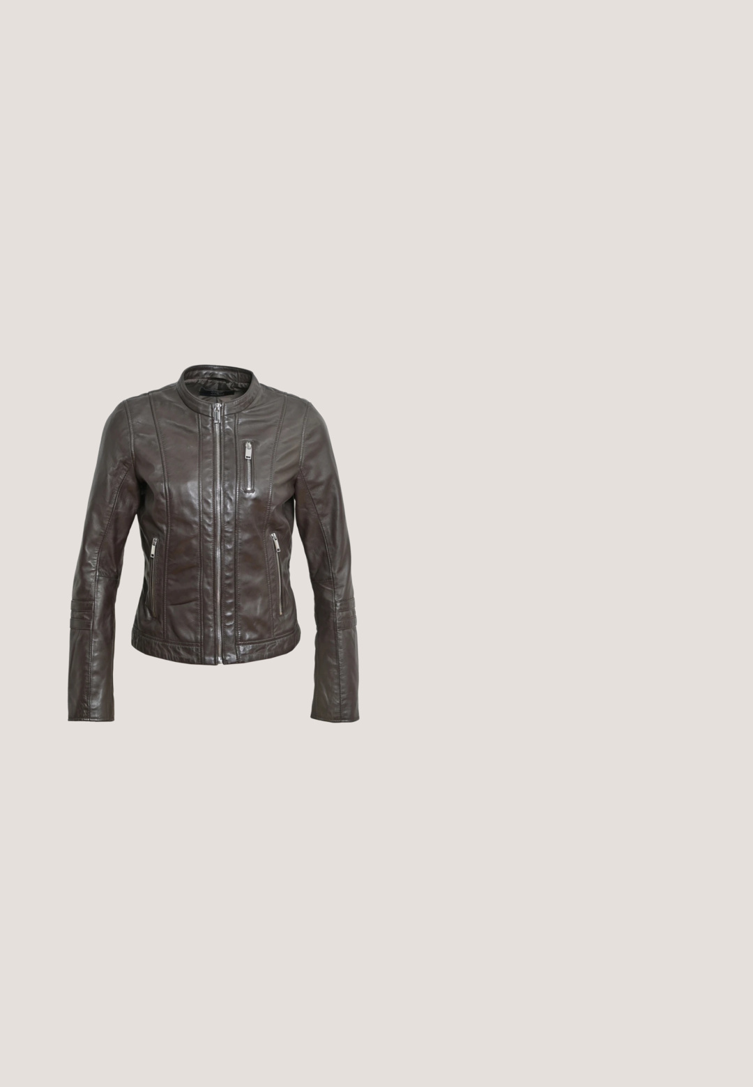 Chaqueta de cuero marrón con cuello alzado, cierre de cremallera en la parte delantera y dos bolsillos laterales. Presenta acentos de costura horizontal en las mangas.; Dos camisetas blancas de manga corta con cuello redondo, hechas de suave tela de algodón, que presentan una textura lisa y un diseño limpio.; Bermudas de ante marrón con patrones de hojas bordados, costuras acentuadas y botones de metal. Presenta dos bolsillos laterales y un acabado texturizado.; Botín de cuero marrón con diseño holgado, con tachuelas metálicas decorativas y un detalle en cobre contrastante en el talón.; Campomaggi SHOPPER  - Bolso shopping - moro; Collar con cordón marrón y colgante con forma de figura estilizada con cabeza gris con picos, cuerpo amarillo con puntos negros, brazos rosas y piernas plateadas.