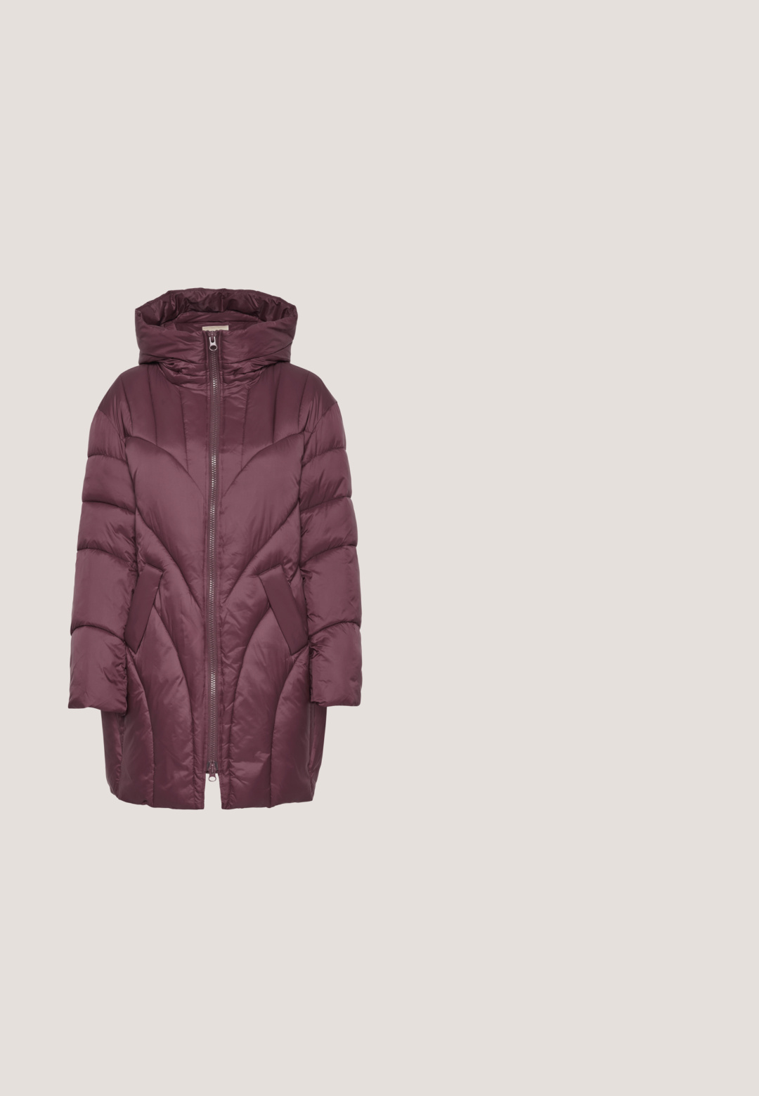 Polstret bordeaux jakke med hætte, der har en frontlynlås, to sidelommer og et quiltet design med buede syninger.; Mørk burgundy langærmet polo sweater med tre-knaps lukning samt ribkant og ribmanchetter, lagt fladt på hvid baggrund.; Bredde ben blå denim jeans med mellemhøj talje, fem lommer og knaplukning. Stoffet har en let tekstur med falmede detaljer.; Brune læder Chelsea støvler med elastiske sidepaneler, kraftige gummisåler og hælstrip for nem påtagning; glat overflade med teksturerede detaljer.; Rund bordeaux læder crossbody taske med præget logo, top lynlås lukning og justerbar rem. Struktureret overflade med glatte detaljer.; Guldfarvet ring med en glat ring, prydet med en oval sølvtop sat med flere klare sten arrangeret i et cirkulært mønster.