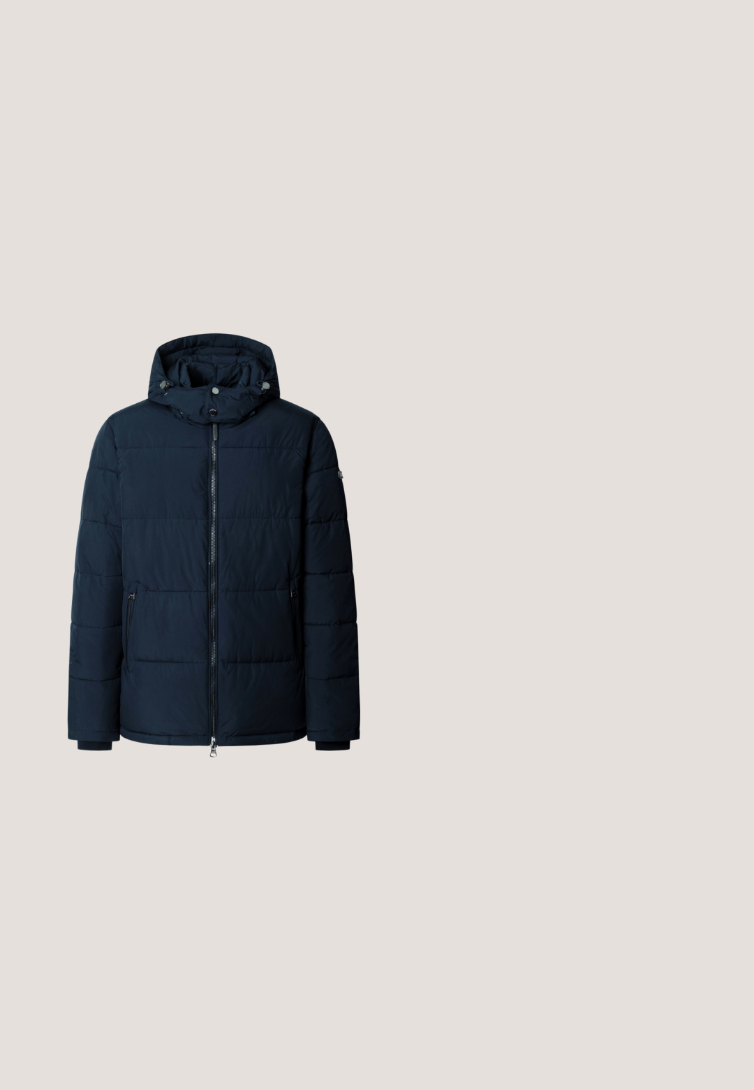 Marineblaue gesteppte Winterjacke mit Frontreißverschluss, zwei Reißverschlusstaschen, verstellbarer Kapuze mit Druckknöpfen und gerippten Bündchen.; Dunkelblauer Strickpullover mit hohem Kragen und Viertel-Reißverschluss. Verfügt über ein strukturiertes Zopfmuster und gerippte Bündchen und Saum.; Herrenlangarmhemd in Marineblau mit Knopfverschluss und einer frontalen Knopftasche sowie strukturierter Stoffqualität.; Dunkelblaue Jeans mit geradem Bein, vorderem Knopf- und Reißverschluss, Gürtelschlaufen und Vordertaschen.; Schwarzer Wildleder-Stiefelette mit brauner Gummilaufsohle mit Profil und dunkelblauen Schnürsenkeln, seitlich auf weißem Hintergrund dargestellt.; Rechteckige blaue Lederetui mit vorderer Reißverschlusstasche, breitem Riemen und geprägtem Markennamen "Piquadro" auf glatter Oberfläche.