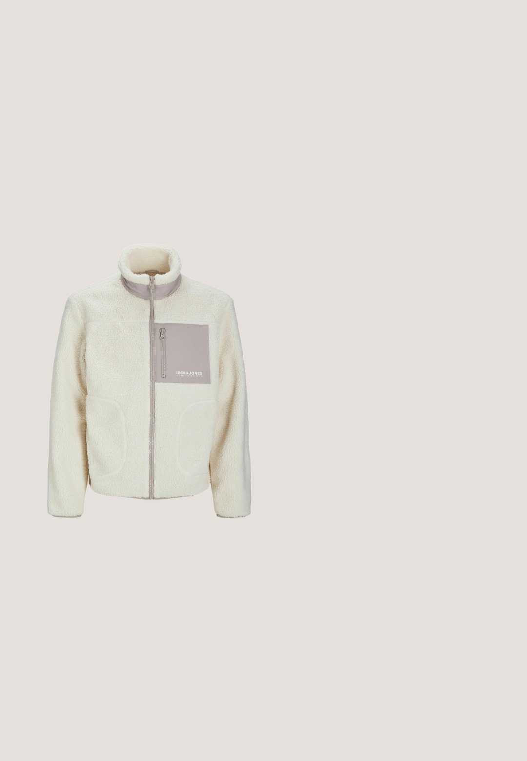 Fleece jas in crème met een hoge kraag, ritssluiting aan de voorkant en een lichtgrijze borstvoering. Voorzien van structuurstof en zijzakken.; Grijze half-zip pullover trui, geribbelde textuur, hoge kraag, lange mouwen en een metalen rits bij de hals. Klassiek, casual ontwerp.; Lichtgrijze katoenen T-shirt met een ronde hals, korte mouwen en een klein logo-accent op de linkerborst. Zachte textuur en reguliere pasvorm.; Lichtblauwe spijkerbroeken met een recht gesneden pijp, vijf zakken, gestikte naden en een knoopsluiting bij de taille.; Donkerbruine leren veterschoen met een gestructureerd bovenwerk en een dikke zwarte rubberen zool, zijaanzicht op een witte achtergrond.; Zwarte nylon crossbodytas met geribbelde textuur, voorzien van een voorvak met rits en een rood, wit en blauw accent. Verstelbare schouderriem bevestigd.