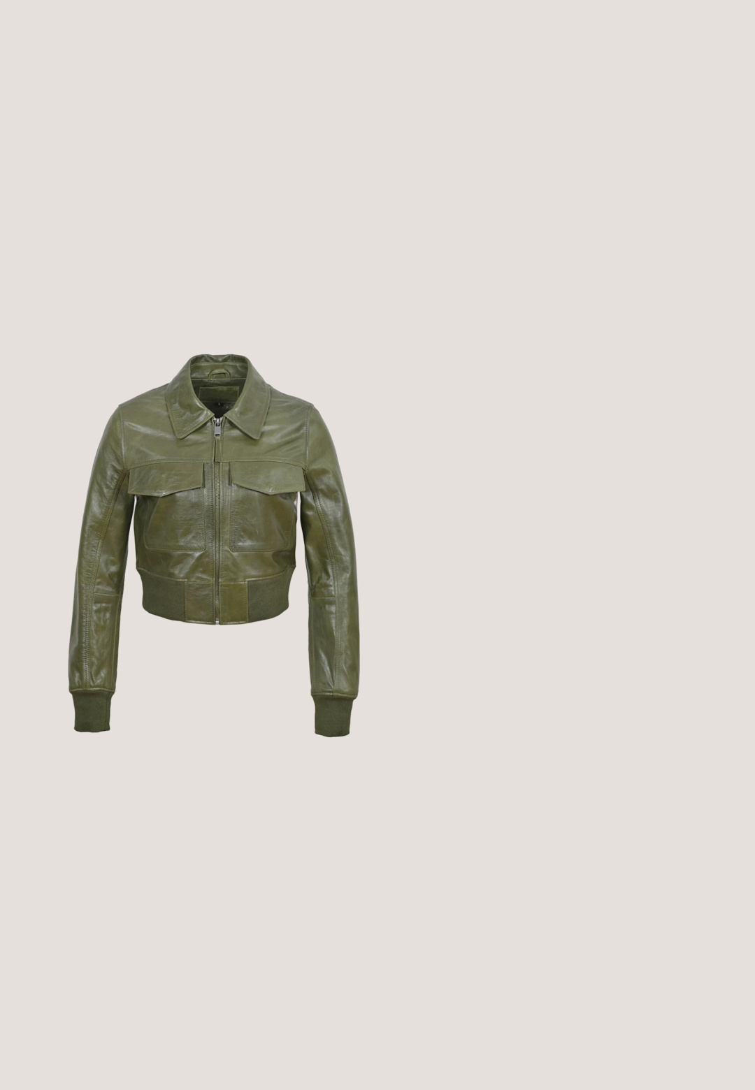Veste en cuir olive coupée avec large col, fermeture éclair à l'avant, deux poches poitrine et poignets côtelés. Texture lisse et design ajusté.; Crop top vert olive sans bretelles avec pois noirs, côtés froncés et cordons ajustables à l'ourlet.; Jupe mini en simili cuir vert olive avec poches latérales, texture lisse et design simple à coupe droite. Comprend une couture avant dissimulée.; Bottines vert olive en tissu doux, avec semelle robuste, bout arrondi et bride décorative avec logo. Accents texturés sur l'ensemble.; Sac à main à texture douce avec fourrure camouflage verte et marron et une poignée unique en cuir noir.; Collier double rang avec une fine chaîne en argent et un rang de perles vertes, fermé par un fermoir en argent et une chaîne ajustable.