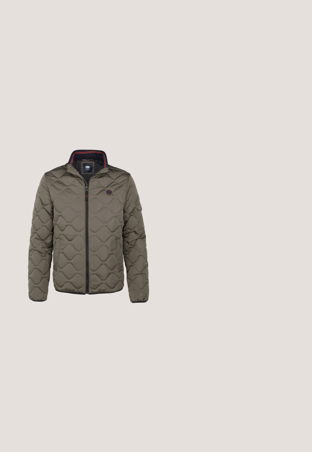 Bequeme Jacke in Olivgrün mit einem Rautenmuster, Frontreißverschluss und kontrastierendem marineblauen Kragen. Verfügt über ein Emblem auf der Brust.; Brauner Pullover mit langen Ärmeln aus strukturiertem Stoff, Rundhalsausschnitt und gerippten Bündchen. Mit einem kleinen Logo am Saum.; Beiges T-Shirt mit kurzen Ärmeln, auf der Brust mittig mit dem "BLEND CPH"-Logo und dem Text "Original Denim Since 1993" bedruckt.; Schwarze gerade Jeans aus Denim mit einem Knopfverschluss am Bund, fünf Taschen und einem minimalistischen Design ohne sichtbare Muster.; Braune Leder-Ankle-Boots mit Wildlederakzenten, runder Spitze, Schnürdesign, Gummisohle mit Profil und gepolstertem Kragen für Komfort.; Schwarze Leder-Hüfttasche mit texturiertem Finish, ausgestattet mit einem Reißverschluss, einem silbernen Akzent auf der Vorderseite und einem verstellbaren Trageriemen.
