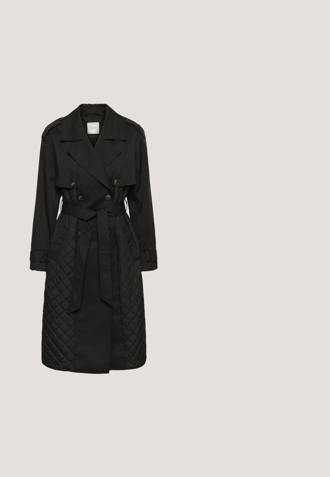 Manteau trench matelassé noir avec des boutons croisés, taille ceinturée, larges revers, épaulettes et sangles de poignet.; Pull à col roulé noir en tissu tricoté avec un subtil éclat. Silhouette ajustée avec des manches longues et un col côtelé.; Robe noire sans manches avec une silhouette droite, présentant des plis verticaux sur le devant et un léger brillant dans la texture du tissu.; Bottine en cuir noir avec bout pointu et petit talon kitten, conçue pour un port élégant et formel.; Sac en cuir noir avec une seule bandoulière et un petit fermoir à cadenas doré au centre.; Paire de boucles d'oreilles puces en or poli de forme abstraite irrégulière sur fond blanc.