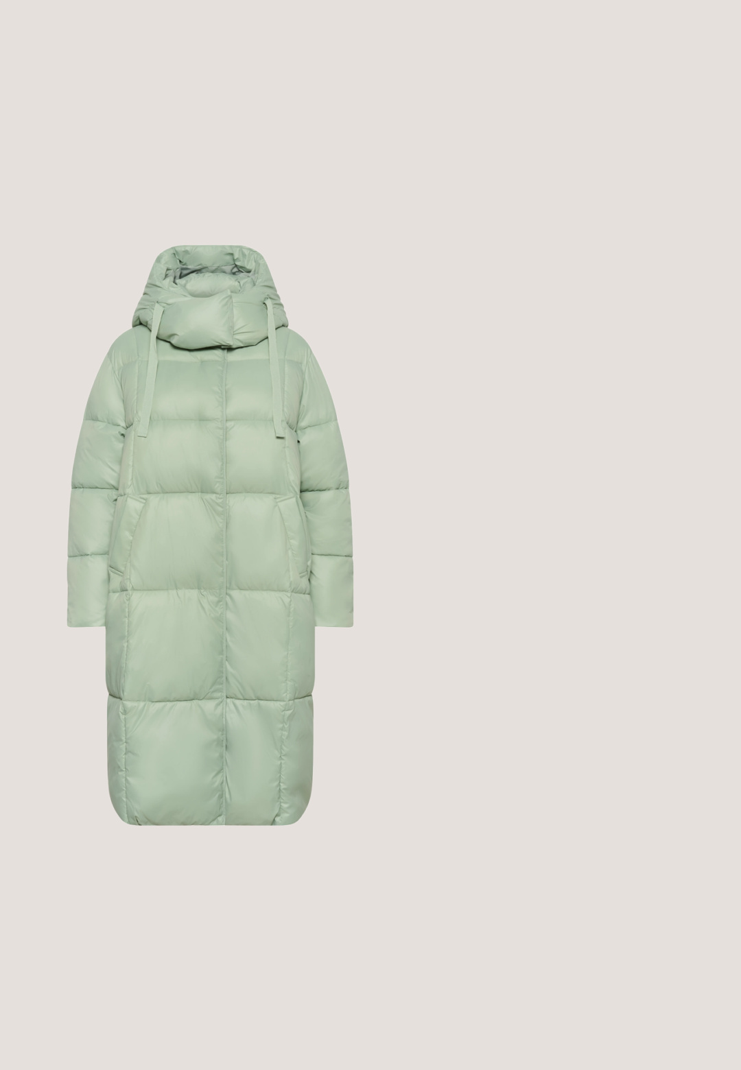 Lang, polstret mintgrøn vinterjakke med hætte, høj krave, snoretræk og forlommer, designet til koldt vejr.; Mørkegrå sweatshirt lavet af en bomuldsblanding med rund hals og broderet lysebeige sløjfe på venstre bryst. Har rib-strikkede ærmer og kant.; Grøn bluse med korte ærmer i blødt stof, rund halsudskæring, puffede ærmer og løs pasform. Har en lige nederkant.; Lysegrønne bukser med vide ben, elastisk talje og lige ender, vist på en hvid baggrund.; Hvid og grå lavtop-sneaker med ruskindsdetaljer, snørelukning og signaturlogo broderet på siden og præget på sålen.; Lysegrå skuldertaske i halvmåneform med justerbar rem, lynlåslukning, sidelomme og "JENNY" mærke på fronten.