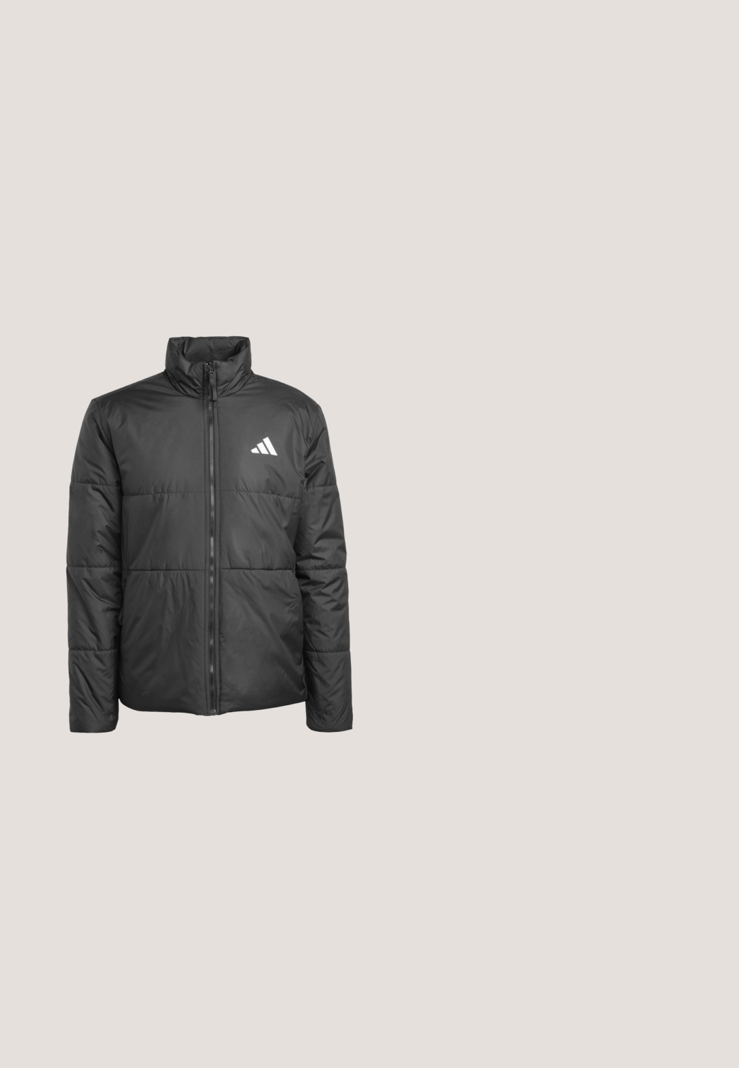 Chaquetón negro acolchado con un alto cuello, cremallera frontal y costuras horizontales. Presenta un logo blanco en el lado izquierdo del pecho. Textura suave.; Sudadera azul de manga larga hecha de un tejido suave. Cuenta con un cuello redondo y un logo blanco de Adidas en el pecho. Puños y dobladillo acanalados.; Camiseta blanca de algodón con un pequeño logo triangular negro en el pecho, mangas cortas y escote redondo. Diseño simple y clásico.; Pantalones deportivos negros tipo jogger con cinturilla y puños elásticos, con un pequeño logo blanco de Adidas en el muslo derecho.; Zapatillas deportivas negras hechas de material de malla, con acentos blancos y tres rayas en el lateral, con una suela flexible etiquetada como "CLOUDFOAM FLEX".; Mochila negra con cordón y logo blanco de Adidas centrado en el frente, con una tela simple y lisa y cierre superior ajustado.