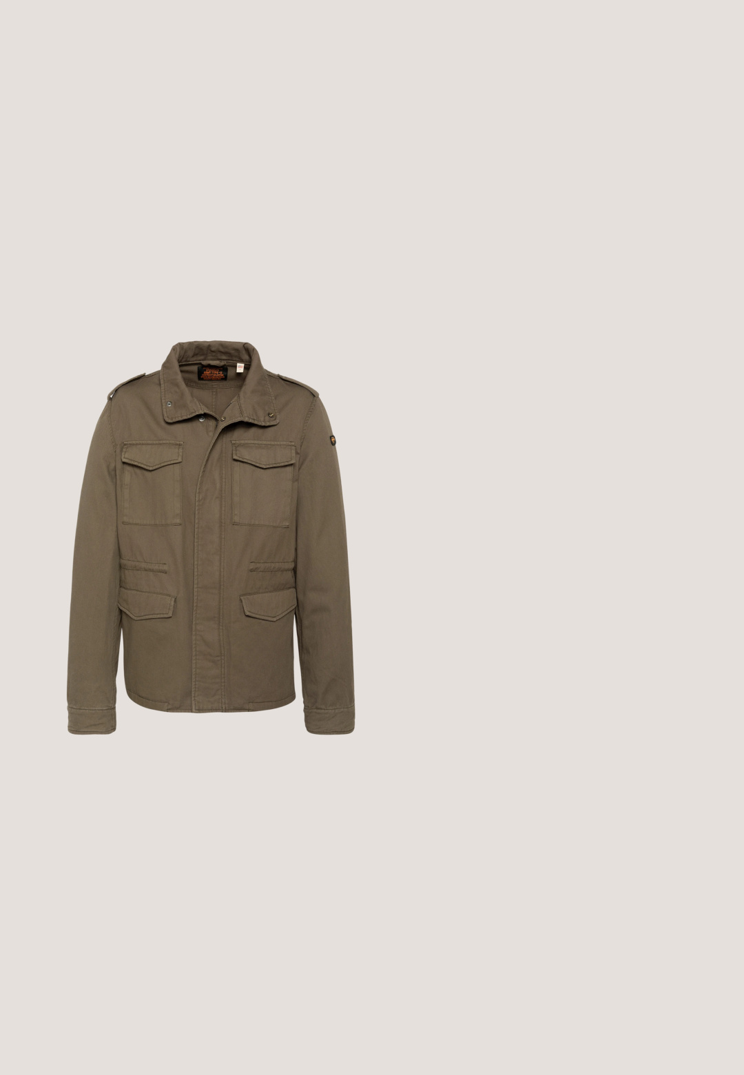 Veste militaire homme vert olive avec quatre poches à rabat, épaulettes et col montant avec boutons-pression.; T-shirt crème à manches longues en tissu tricoté doux. Présente un col rond et une coupe décontractée sans motifs ni accents visibles.; Chemise à manches courtes, coloris crème, en tissu léger, avec col et petits boutons sur le devant.; Pantalons ajustés beige clair avec une texture subtile, dotés d'une fermeture à bouton et d'un emblème sombre brodé près de la poche.; Botte désert en daim marron montant à la cheville avec deux œillets et semelle en crêpe sur fond gris clair uni.; Ceinture en cuir tressé marron avec une boucle rectangulaire en argent et une section de sangle en cuir lisse près de la boucle. Motif en chevron texturé.