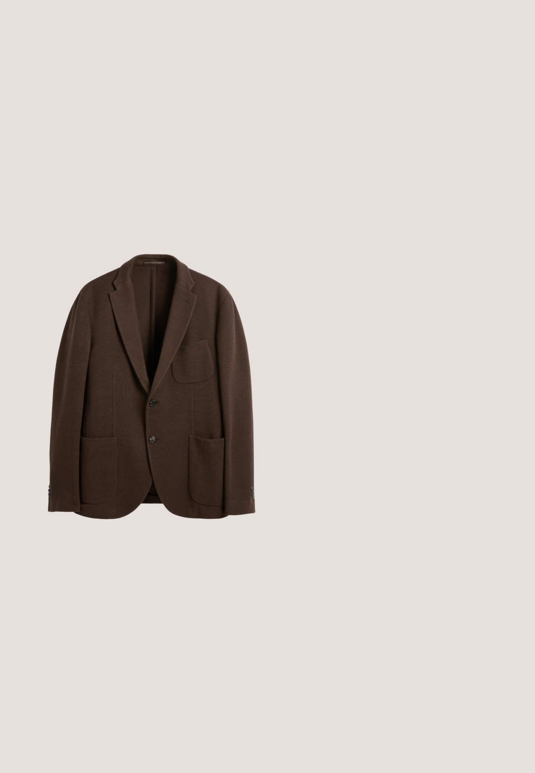 Blazer marron simple boutonnage avec deux boutons, revers crantés et trois poches plaquées, présenté sur fond blanc.; Chemise marron foncé à manches longues avec boutons, col pointu et étiquette BOSS visible à l'intérieur du col.; Pantalon sur mesure marron foncé avec passants de ceinture, fermeture à bouton et poches latérales, présenté sur fond blanc.; Chaussure habillée en cuir marron, à la finition lisse, au bout rond et au laçage. Équipée d'une semelle en caoutchouc noir robuste avec une bonne traction.; Nœud papillon marron à motifs avec un discret motif géométrique répétitif sur un fond uni clair.; Ceinture en cuir marron foncé avec un motif carré texturé, boucle rectangulaire argentée et logo Calvin Klein sur la boucle de ceinture.