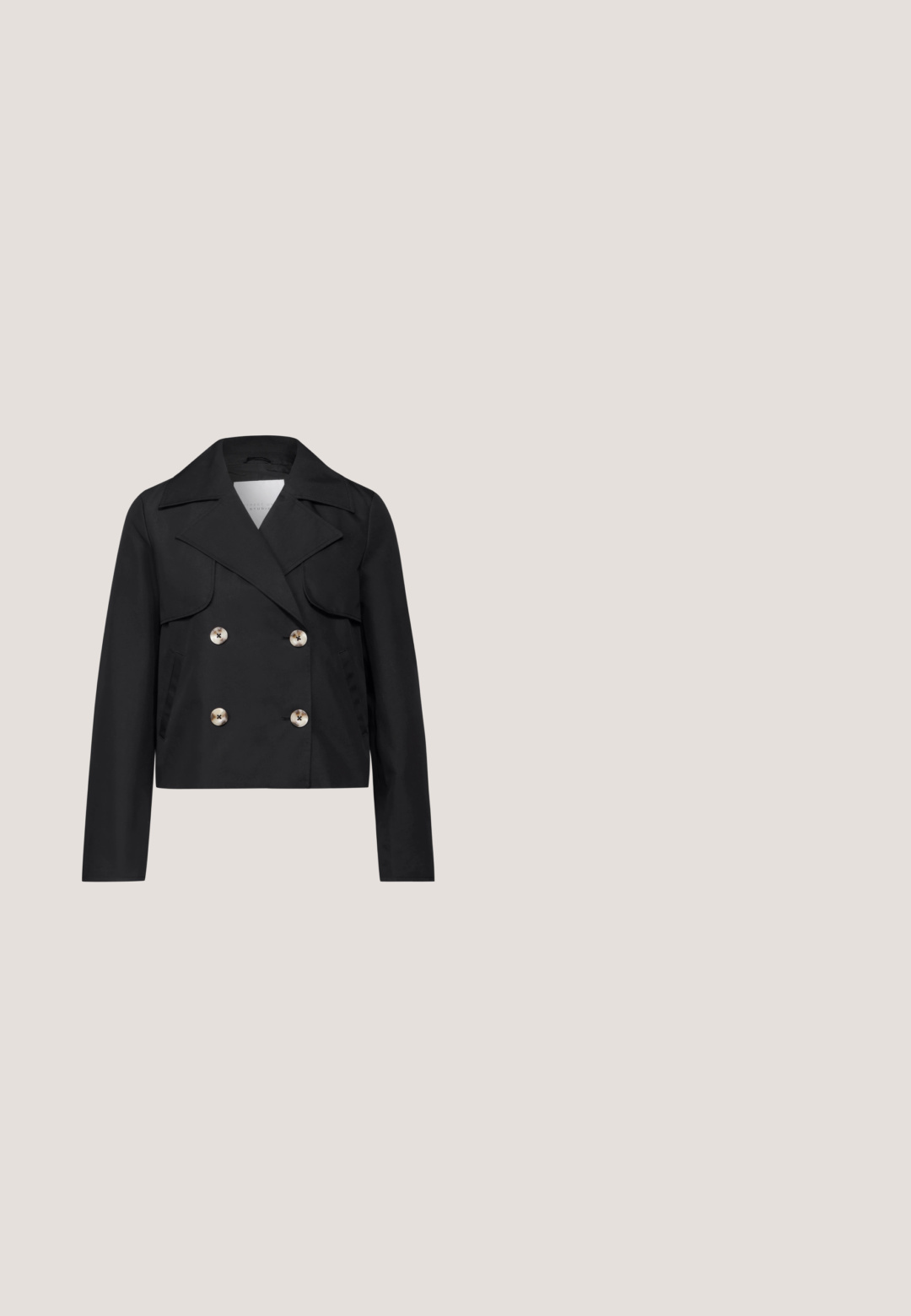 Chaqueta negra corta hecha de tela suave, con un frente cruzado y botones grandes de color claro, además de solapas anchas.; Top sin mangas negro con cuello en forma de barco y bordes cosidos, hecho de una tela elástica para un ajuste ceñido.; Pantalones negros de pierna ancha con un diseño en capas y lazo lateral. Hechos de una tela suave y lisa, con un corte simple y limpio.; Zapato de ante negro tipo slingback con punta afilada, diseño minimalista con cortes y un tacón geométrico bajo. Correa ajustable con detalle de hebilla redonda.; Bolso de mano de ante negro con forma rectangular suave, que presenta un acento metálico dorado y una cadena como asa.; Coletero de satén negro con detalle metálico dorado en el centro, dispuesto en pliegues suaves y recogidos sobre un fondo blanco.
