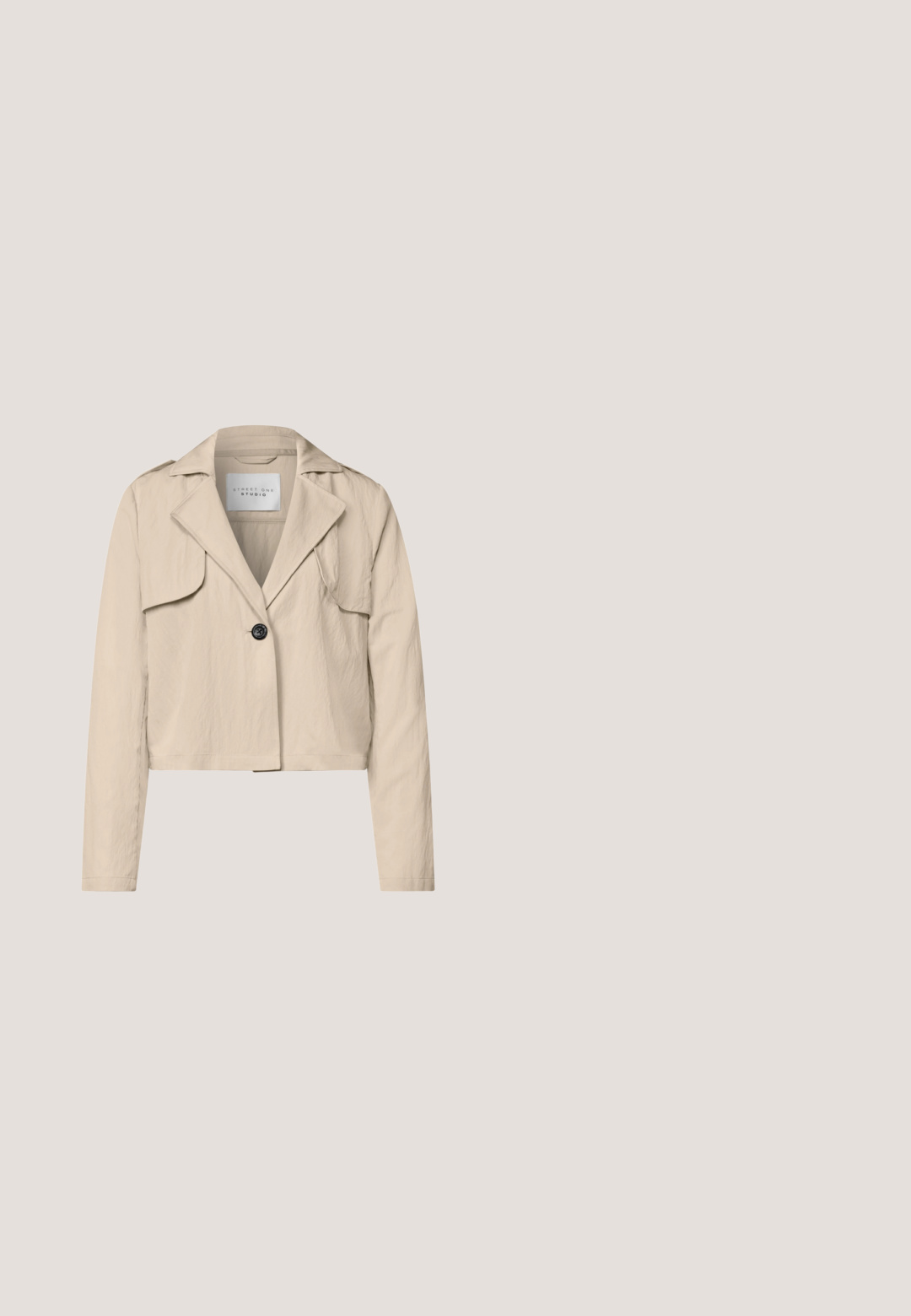Veste beige courte à manches longues, larges revers, fermeture par un bouton noir et détail de l’empiècement dos.; Débardeur rayé avec une texture côtelée, présentant des rayures horizontales bleu foncé et bleu clair, un col arrondi et une bordure foncée.; Pantalon ample en mélange de lin blanc avec ceinture élastique et cordon à l'avant, coupe droite.; Sandales à talons hauts métalliques argentés avec un large talon bloc, dotées de fines brides autour de la cheville et d'une ouverture carrée à l'avant.; Sac à main matelassé beige Valentino avec bandoulière chaîne dorée et plaque logo rectangulaire à l'avant, présenté sur un fond blanc uni.; Collier en chaîne dorée avec breloques en forme de fleurs rouges et blanches, petits perles colorées et deux pendentifs en forme d'oiseaux sur fond blanc.