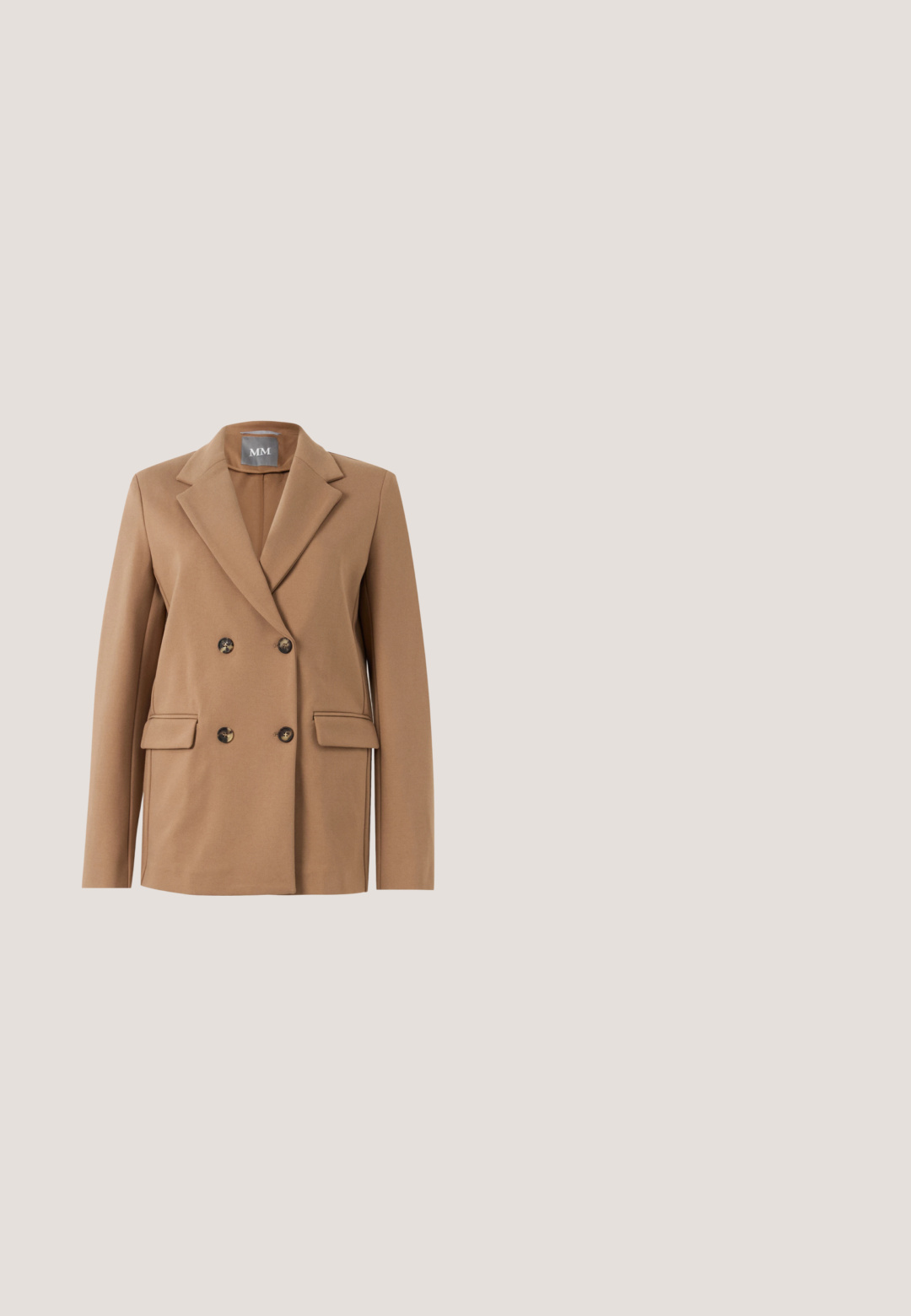 Dobbeltbrystet brun blazer i et glat stof, med notched klapper, to forlommer og runde knapper med et subtilt design.; Blød cremefarvet V-udskæring sweater med lange ærmer og en afslappet pasform lavet af strikket stof.; Hvid langærmet skjorte med knapper lavet af bomuld, med spidse kraver og lige pasform med en glat tekstur.; Hvide, vide bukser lavet af glat, tekstureret stof med et subtilt blomstermønster og en plissert frontdesign.; Guld højhælede pumps med spids tå, med et struktureret slangeskinds-mønster og en glat finish. Stiletto-hælen giver højde.; Lille beige skuldertaske i læder med en buet klap og guld cirkulært MK-logo lås, sat mod en ensfarvet lys baggrund.
