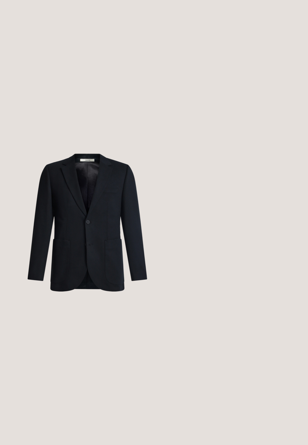 Zwarte single-breasted blazer met twee opgestikte voorzakken, sluiting met één knoop, notched revers en gladde voering.; Rode blouse met lange mouwen, voorzien van een button-down kraag, een voorpand met zilveren knopen en een soepele, lichte stof.; Zwarte op maat gemaakte broeken met voorplooien, knoopsluiting en riemlussen, gepresenteerd tegen een witte achtergrond.; Zwart leren dress shoe met een gladde neus en een gestructureerde panelen aan de zijkanten, met vijf veteroogjes en een laag profiel rubberen zool.; Zwarte gestructureerde leren aktetas met dubbele handvatten en zilveren ritstrekkers, gecentreerd op een witte achtergrond.; Zwarte leren riem met structuurpatroon, zwarte metalen gesp en meerdere verstelgaten, plat gelegd op een witte achtergrond.