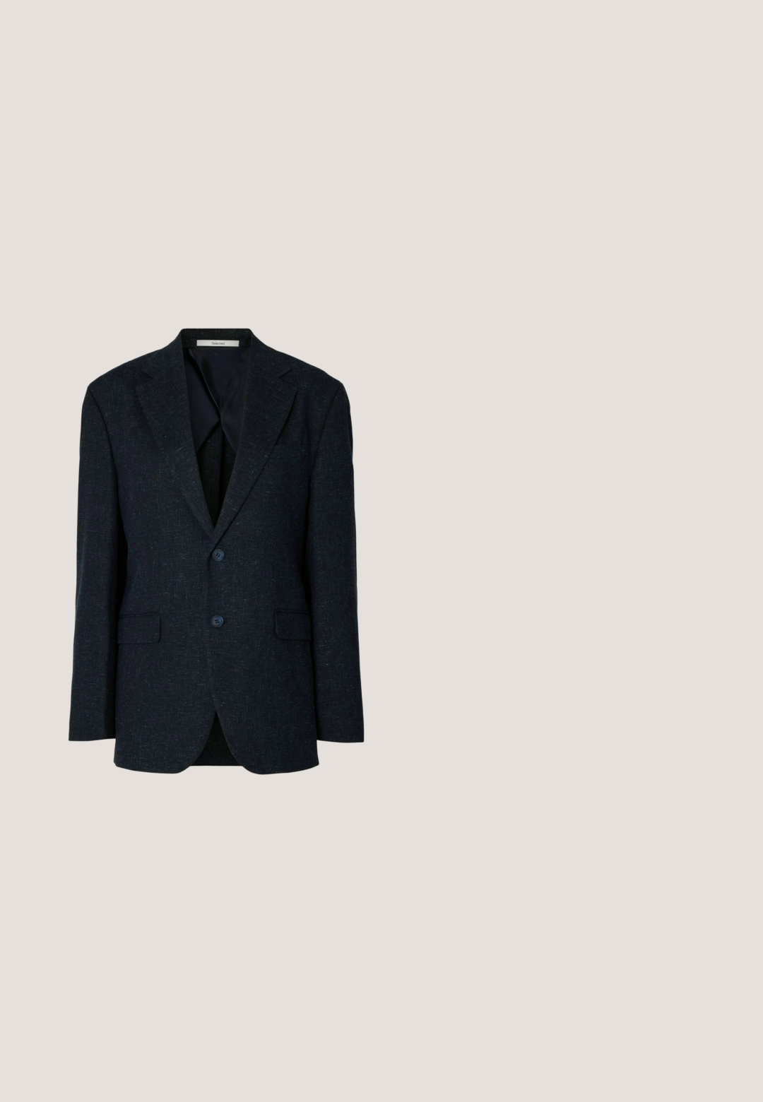 Mørk tekstureret jakke med to knapper fastgjort over en hvid skjorte med synlige knapper nedenunder.; Mørkeblå strikket sweater med teksturerede kabelmønstre, rund halsudskæring og ribbekanter ved ærmerne og nederste kant. Fremstillet af blødt og holdbart stof.; Hvid langærmet skjorte med knaplukning lavet af bomuld, med krave, forreste knapper og en enkelt brystlomme. Glat tekstur.; Mørkeblå bukser med lige ben, forrest med knapper og bæltestropper, vist på lys grå baggrund.; Mørkebrun lædersko med kap-tå, lukket snørebånd og lav sort hæl set fra siden mod en ensfarvet baggrund.; Brunt læderbælte rullet sammen med et rektangulært messing spænde og et syet bælteloop på hvid baggrund.