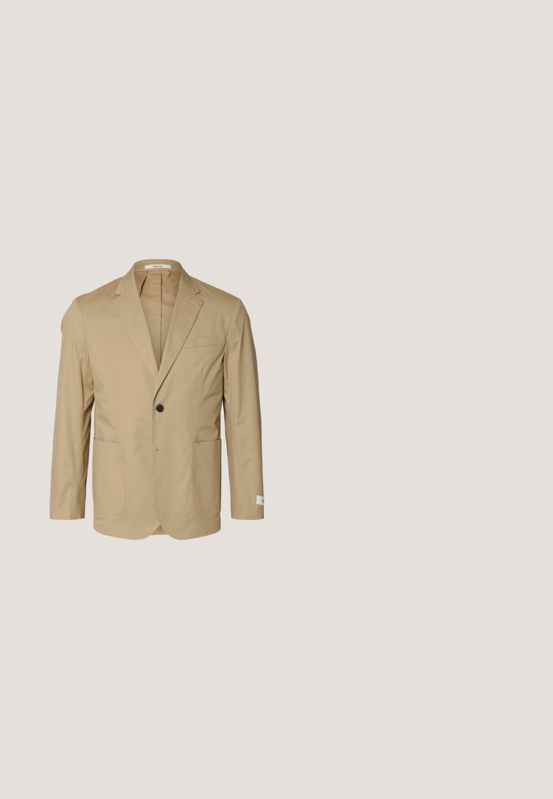Blazer beige pour homme à un bouton, avec revers crantés, deux poches plaquées avant et une poche poitrine passepoilée.; Chemise à manches courtes à boutons en crème clair, présentant un motif tricoté texturé avec un col et cinq boutons sur le devant.; Chinos kaki en coton, présentant une coupe droite, des passants de ceinture, des poches frontales et un accent de logo minimaliste près de la taille.; Baskets basses en cuir blanc avec lacets blancs, semelle légèrement texturée et patch en daim gris clair au talon, vue latérale.; Sac tote en coton beige avec deux poignées robustes. Présente un texte imprimé en noir : "Les Deux International Community & Sporting Goods."; Ceinture en cuir marron avec une finition texturée, dotée d'une boucle en métal de ton argent vieilli et portant le nom de la marque gravé.
