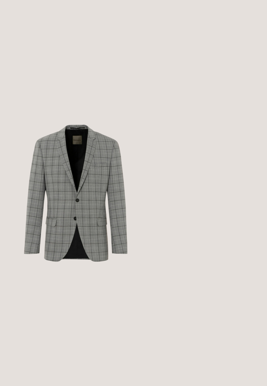 Grå ternet blazer med en enkelt brystlomme, sort for, udskårne klapper og to forreste knapper. Skræddersyet pasform med strukturerede skuldre.; Hvid langærmet skjorte lavet af glat stof, med klassisk krave og knaplukning, i en struktureret pasform og en subtil glans.; Sorte bukser med slim fit, lavet af glat stof. Har flad front, bæltestropper og skarpe folder langs benene. Ingen synlige lommer.; Sort poleret læder snøresko til fest, der svæver over beige tæppe, med stort rundt glasbord i ravfarve i baggrunden.; Gråt slips med et gentagende hvidt blomsterpattern, smal form, glat tekstur og spids afslutning. Standardlængde til formelt brug.; Sort flettet læderbælte med sølvfarvet rektangulært spænde, snoet på en hvid baggrund.