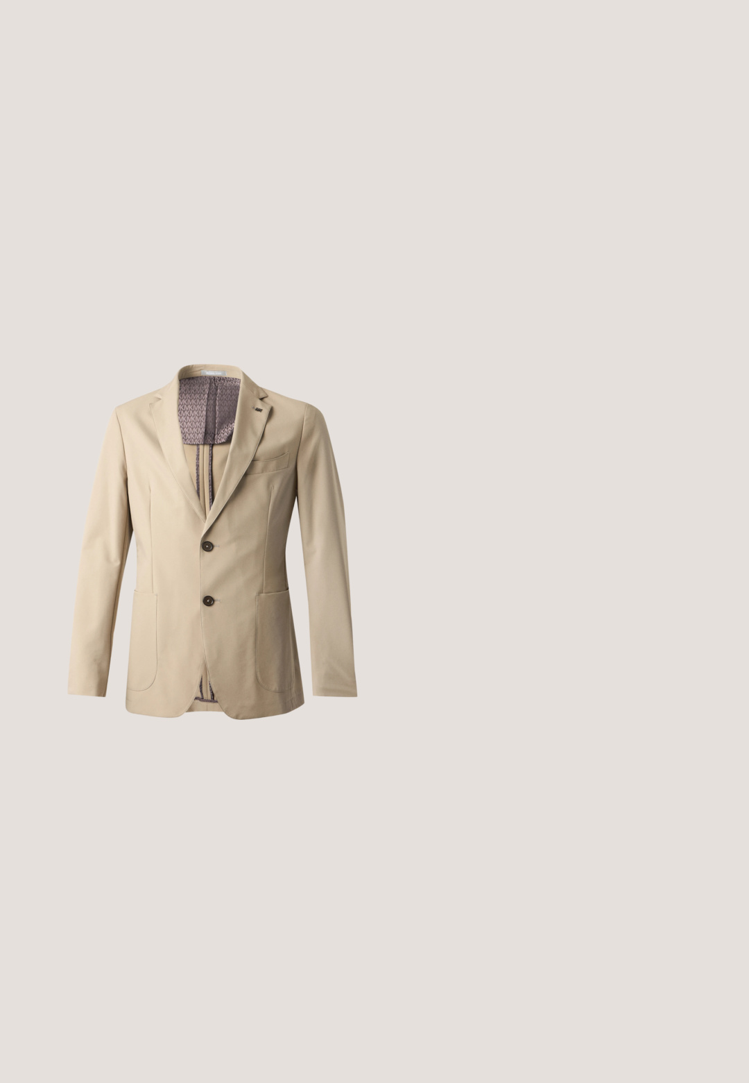 Blazer beige à deux boutons avec col cranté, poches plaquées à l'avant, poche poitrine et doublure intérieure à motif avec logo répétitif.; Chemise beige à manches longues avec boutons et col, présentée sur un fond blanc.; Chinos beige clair en coton, dotés d'une taille plate, de passants de ceinture et de poches latérales. Design à jambes droites avec une texture lisse.; Mocassins en cuir marron avec une finition lisse, des coutures de style mocassin, un bout rehaussé et une semelle en caoutchouc basse et flexible.; Cravate beige à rayures grises diagonales posée à plat sur un fond blanc.; Ceinture en cuir marron avec boucle rectangulaire argentée enroulée sur un fond gris clair, montrant une couture détaillée le long des bords.