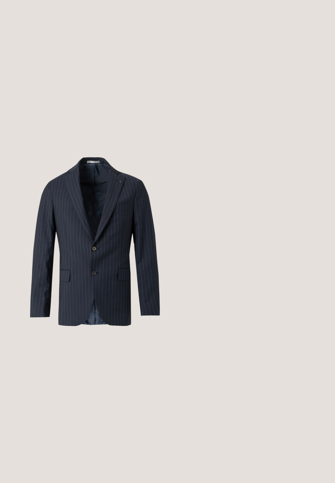 Veste de costume homme bleu marine avec fines rayures blanches, deux boutons, poches à rabat et doublure intérieure à motif.; Chemise à manches courtes couleur crème avec boutons, motifs paisley bleu marine et petites croix, col évasé et coupe décontractée.; Pantalon habillé noir pour homme, coupe droite, avec passants pour ceinture et poches avant, présenté à plat sur fond blanc.; Chaussure Oxford en cuir verni noir à texture lisse, bout rond et lacets fins. Dispose d'un talon empilé et de détails de coutures minimales.; Sac bandoulière rectangulaire noir avec poche avant zippée, sangle réglable et plaque logo rectangulaire argentée sur fond uni.; Ceinture en cuir noir texturé avec une boucle rectangulaire argentée gravée de "Tiger of Sweden" sur un fond clair uni.