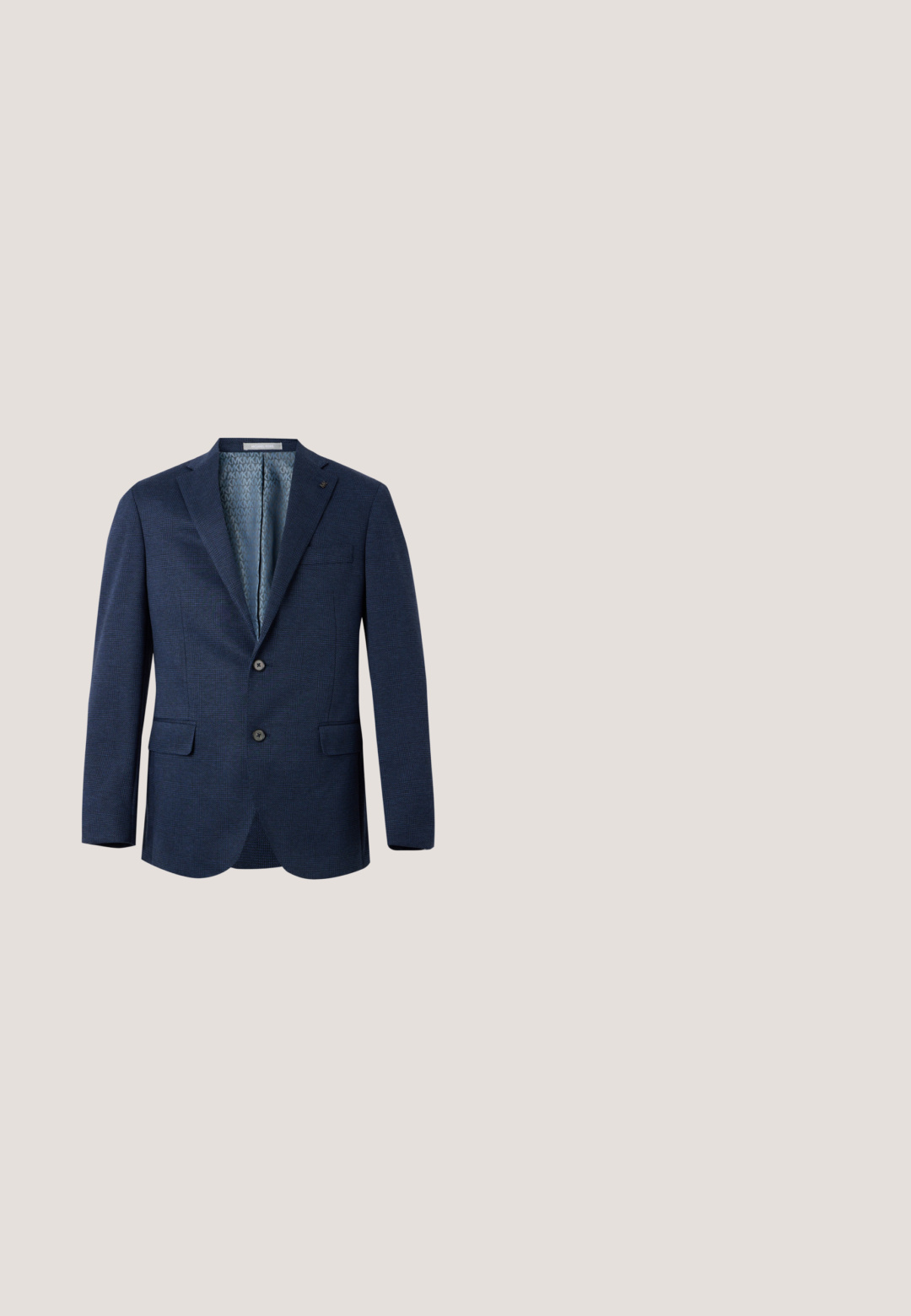 Marineblauwe herenblazer met een subtiel geruit patroon, twee knopen aan de voorkant en een binnenvoering met herhaald "MK" logo ontwerp.; Lichtblauw herenoverhemd met lange mouwen, subtiele verticale strepen, standaard kraag, knoopsluiting aan de voorkant en een klein geborduurd logo op de borst.; Marineblauwe katoenen chinos met een slim fit, rechte voorkant en een ritsgulp. Voorzien van zijzakken en een achterzak met een klein merketiket.; Bruine leren Oxford dresschoenen met gespschoenpunt, gesloten veters en een lage gestapelde hak op een witte achtergrond.; Eenvoudige blauwe stropdas en gevouwen bijpassend blauw pochet weergegeven op een witte achtergrond.; Bruine leren riem met een zilveren metalen gesp. Het ontwerp heeft een gladde textuur en een klassieke vorm, met een lichter gekleurde leren binnenkant.