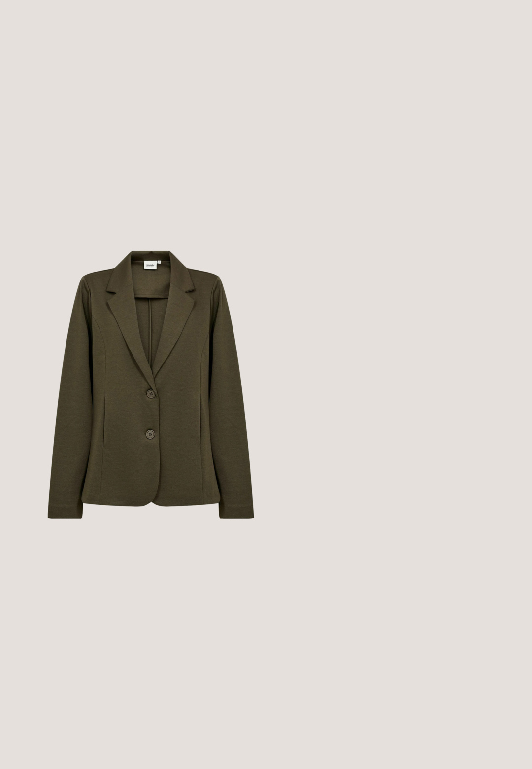 Λαδί tailored σακάκι με μακριά μανίκια, πέτο με σχισμή και δύο μπροστινά κουμπιά, εμφανίζεται σε λευκό φόντο.; Καφέ πουκάμισο με μακριά μανίκια από λείο ύφασμα, με μυτερό γιακά, μπροστινό άνοιγμα με χρυσά κουμπιά και μία τσέπη στο στήθος.; Μαύροι πλισέ παντελόνες φαρδιές με λάστιχο στη μέση και κλαστικές άκρες, φτιαγμένες από μαλακό, υφασμάτινο υλικό.; Καφέ σκούρο σουέντ γόβα μυτερή με λεπτό μεσαίου ύψους τακούνι στιλέτο και χαμηλή κοπή στο μπροστινό μέρος.; Καφέ σουέτ τσάντα clutch με καμπυλωτό κλείσιμο, χρυσή αλυσίδα και λεία υφή. Απλό σχέδιο με λεπτομέρεια λογότυπου μπροστά.; Βραχιολάκι με γυαλιστερά στρογγυλά χάντρες τίγρης ματιού σε διάφορα μεγέθη και ασημένιο ρυθμιζόμενο κούμπωμα αλυσίδας σε λευκό φόντο.