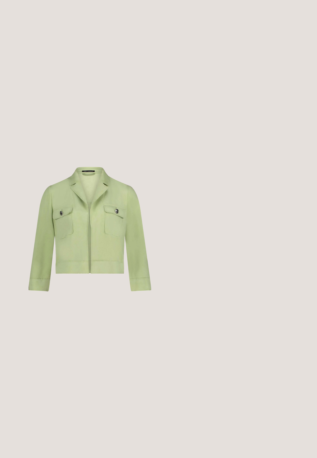 Veste courte en tissu vert clair, dotée d’un col, de deux poches avant à rabats et d’accents de boutons argentés. Texture lisse, coupe ajustée.; Robe en dentelle verte avec des manches courtes évasées, décolleté en V, détails froncés, longueur genou, ourlet festonné et fermeture éclair au dos.; Escarpin kitten vert clair à bride arrière, avec découpes carrées, bride côté à boucle, bout pointu et talon moyen effilé.; Lunettes de soleil vert foncé avec une forme audacieuse en œil de chat. Matériel doré avec des accents décoratifs et une finition texturée sur les branches.; Sac à main en cuir texturé vert avec ferrures dorées, forme rectangulaire, double poignées et bandoulière amovible. Logo embossé sur le devant.; Bracelet chaîne en or avec cinq breloques vertes en forme de trèfle à quatre feuilles, espacées uniformément et une fermeture à mousqueton.
