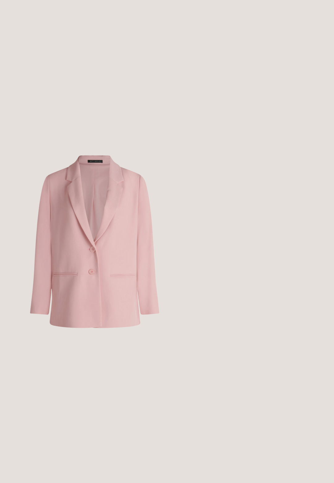 Lyserød kvinde-blazer med hakkede revers, to knapper foran og to vandrette skrålommer, vist mod en hvid baggrund.; Lys lyserød halterneck-jumpsuit med blonde-detaljer på skuldrene, bælte i taljen og bukser med vide ben.; Lyserøde højhælede sandaler med sommerfugle pynt, lavet af glat materiale. Har tynde stropper og en slank hæl.; Firkantede lyserøde solbriller med tykke stel og gradientgrå linser, der hviler på en hvid overflade, med små gyldne logodetaljer på stængerne.; Lille sart lyserød håndtaske med en stor blomsterdekoration med perle- og rhinstenmidte, top-håndtag og guld kæderem.; Tre guldbelagte blomsterformede brocher med teksturerede kronblade, hver med en central hvid perle, arrangeret på en ensfarvet hvid baggrund.
