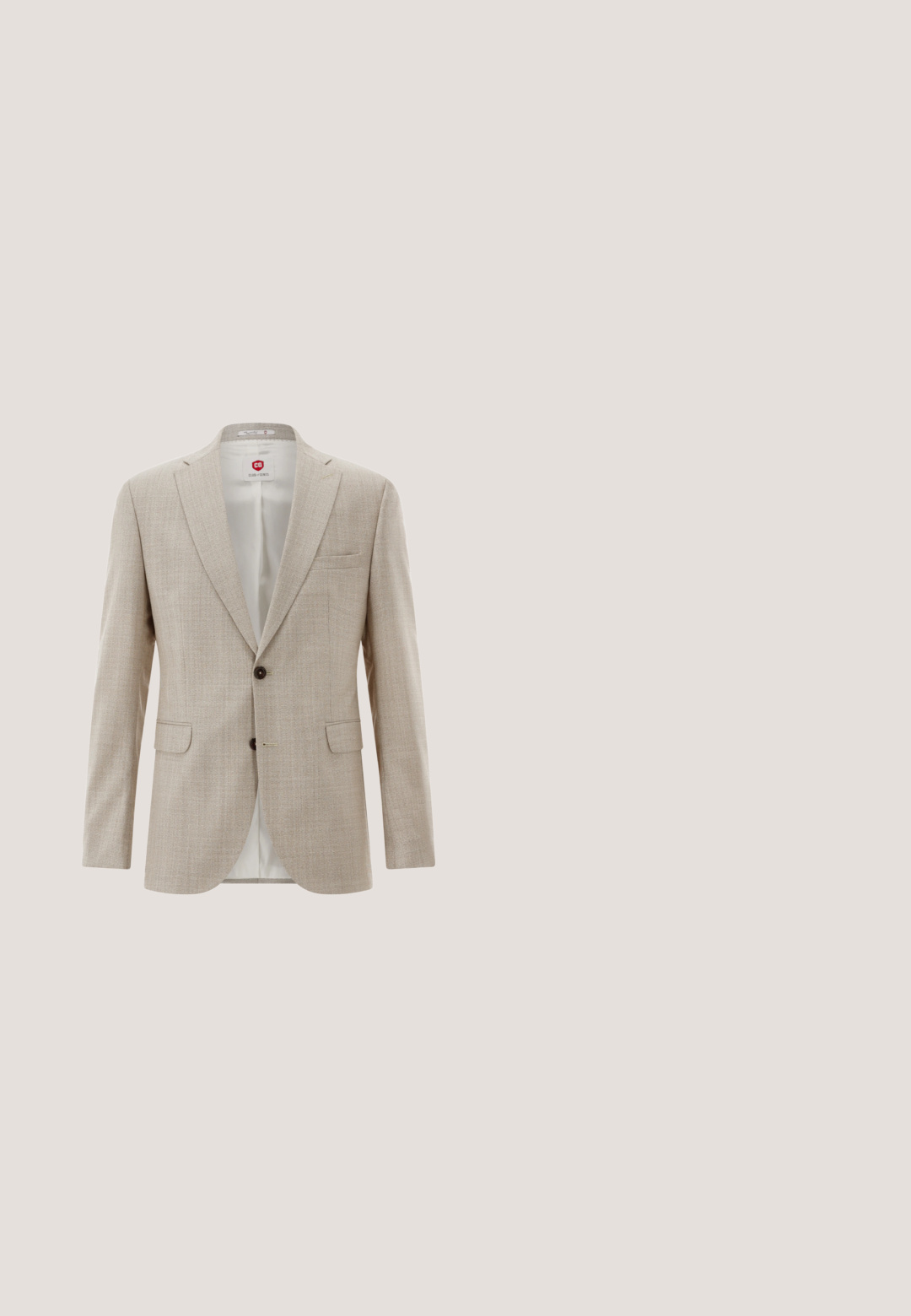 Beige herenblazer met notch-revers, twee donkere knopen, klepzakken, borstzak en een gladde witte binnenvoering.; Witte overhemdd met lange mouwen, knoopsluiting aan de voorkant, één borstzak, klassieke kraag en een gladde textuur.; Lichtbeige, op maat gemaakte broek met een fijne textuur. Voorzien van een slanke pasvorm, tailleband met een enkele knoopsluiting en plooien.; Bruine leren nette schoen met een slank ontwerp, een spits toelopende neus, vijf veteroogjes en een lage opgestapelde hak. Gladde textuur en minimale details.; Donkergrijze geweven stropdas met subtiel diagonaal geruit patroon in gedempte tinten, weergegeven tegen een witte achtergrond.; Een bruine leren riem met een gladde afwerking, een zilverkleurige metalen gesp en meerdere verstelgaten langs de band. Zwarte binnenvoering.