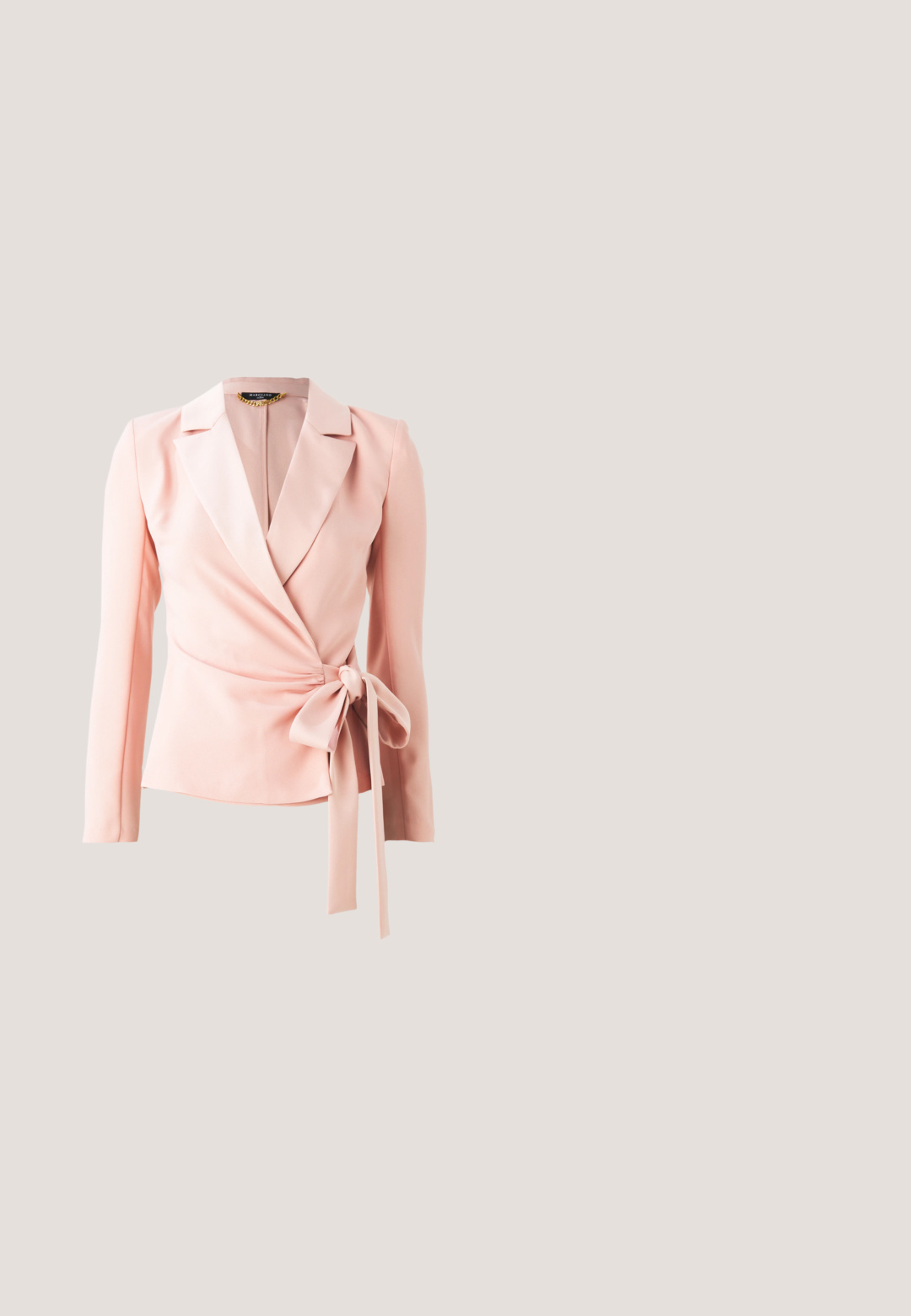 Helles rosa Wickelblazer mit langen Ärmeln, satinähnlicher Oberfläche und gebundenem Taillenelement. Klassisches Reversdesign mit einem glatten, strukturierten Erscheinungsbild.; Helles rosa Bluse mit geschichteten Rüschen, V-Ausschnitt und drei Schleifen vorne. Weicher Stoff und fließendes Design.; Ida Sjöstedt FLAWLESS SKIRT - A-Linien-Rock - pink; Patent-pink Slingback-High Heels mit spitzem Schuhkopf, Schleifendetail an der Vorderseite und einem niedrigen Kitten-Heel. Glatte Textur mit glänzendem Finish.; Weiche rosa Lederhandtasche mit rundem Griff, goldfarbenem Verschluss und abnehmbarem Riemen, minimalistisches Design, Furla-Logo auf der Vorderseite.; Perlenkette mit goldenen Beschlägen. Sie besteht aus runden, weißen Perlen, die mit kleinen goldenen Akzenten und einem dekorativen Toggle-Verschluss abwechseln.