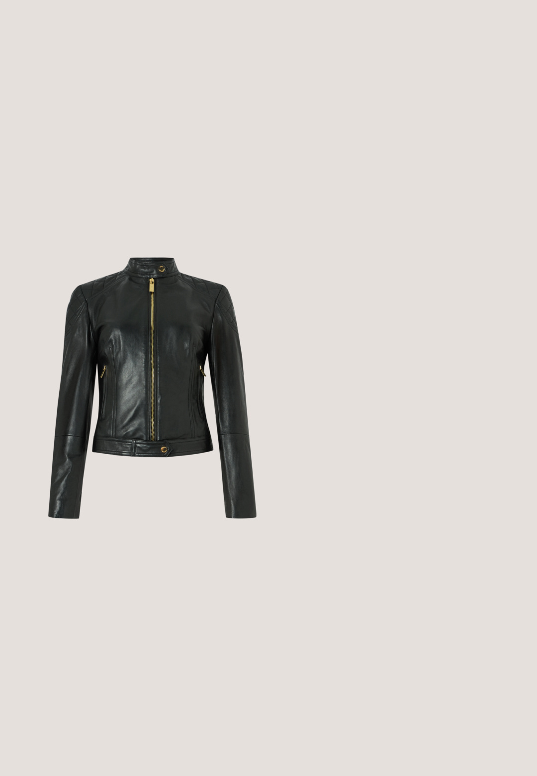 Schwarze Lederjacke mit hohem Kragen, Reißverschluss, diamantsteppierten Schultern, zwei Reißverschlusstaschen und figurbetontem Schnitt. Goldene Akzente.; Schwarzes, tailliertes Kleid mit kurzen Ärmeln, das das gold-weiße "VERSACE JEANS COUTURE"-Logo und komplexe goldene Muster auf der Vorderseite zeigt.; Spitz zulaufender High Heel Schuh mit glatter schwarzer Oberfläche, verziert mit goldenen Blumenmustern und einer metallischen Goldkappe an der Zehe.; Schildpatt-Katzenaugen-Sonnenbrille mit braunen Verlaufsgläsern und einem goldenen dekorativen Emblem an den Bügeln.; Schwarze Love Moschino Handtasche mit goldfarbener Kette, die den Markennamen buchstabiert, abnehmbarem Schultergurt und gebogenem Tragegriff vor weißem Hintergrund.; Goldene Gliederkette mit einem sechseckigen Mittelstück, das einen großen quadratischen klaren Edelstein umgeben von kleineren funkelnden Steinen zeigt.