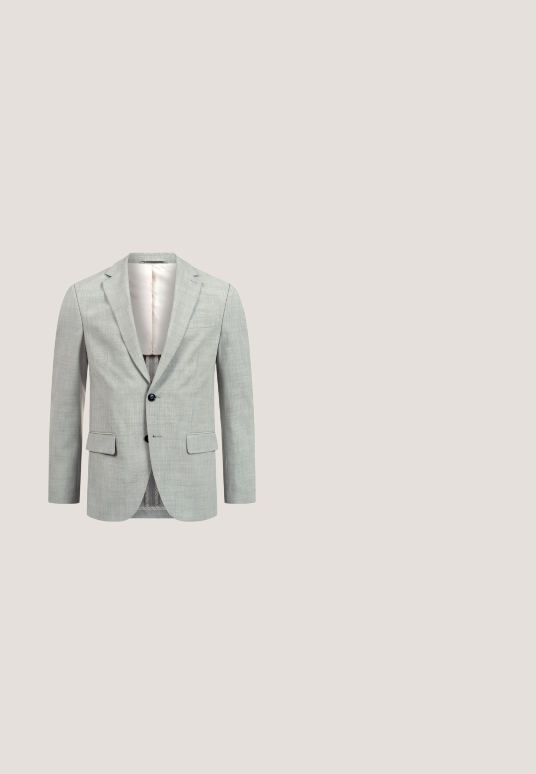 Lichtgrijs heren kostuumjasje met twee zwarte knopen, ingesneden revers, klepzakken en lichte binnenvoering.; Witte long-sleeve shirt gemaakt van gladde stof, met een gestructureerde kraag, knoopsluiting en manchetten met afgeronde zoom.; Grijze op maat gemaakte broeken met een gladde textuur, rechte pijpen, sluiting met één knop en voorzakken. Geen zichtbare patronen of accenten.; Zwarte leren formele schoen met een gladde afwerking, vetersluiting, ronde neus en lage rubberen zool, met subtiele stiksels.; HUGO TIE CM 6 - Stropdas - black; Donkerbruine leren riem met verticale geperste lijnen en een zilveren rechthoekige metalen gesp, opgerold op een witte achtergrond.